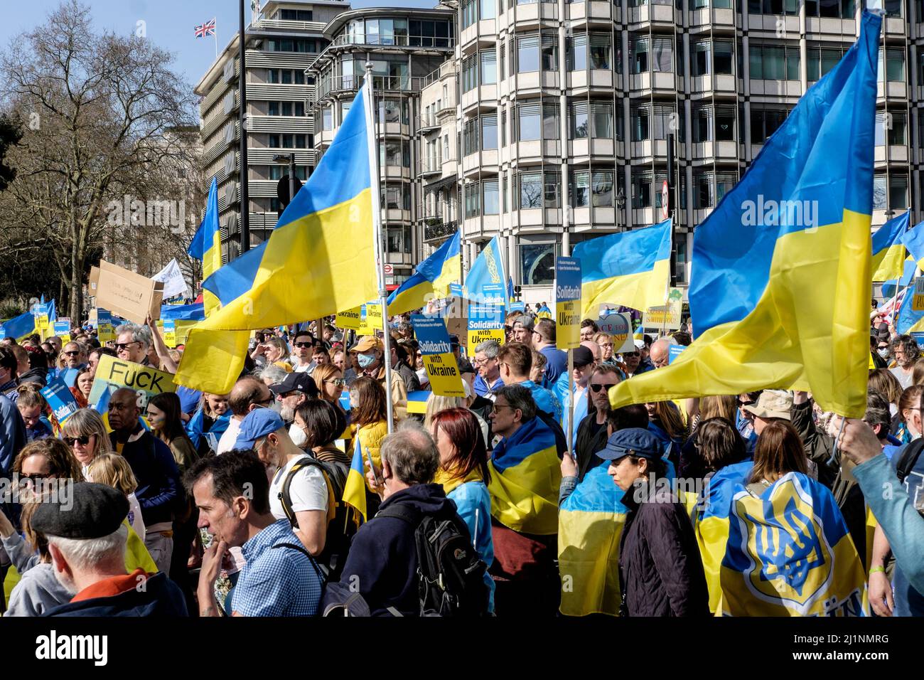 London, 26.. März 2022. Tausende von Menschen treten mit der Ukraine zusammen, marschieren und mahnten im Zentrum von London, um gegen die russische Invasion zu protestieren. Der marsch beginnt in der Park Lane, einem Gebiet mit einigen der teuersten Häuser Londons. Stockfoto