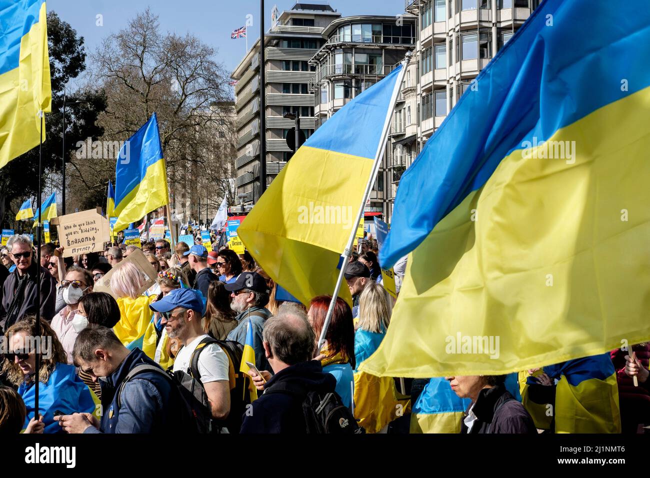 London, 26.. März 2022. Tausende von Menschen treten mit der Ukraine zusammen, marschieren und mahnten im Zentrum von London, um gegen die russische Invasion zu protestieren. Der marsch beginnt in der Park Lane, einem Gebiet mit einigen der teuersten Häuser Londons. Stockfoto