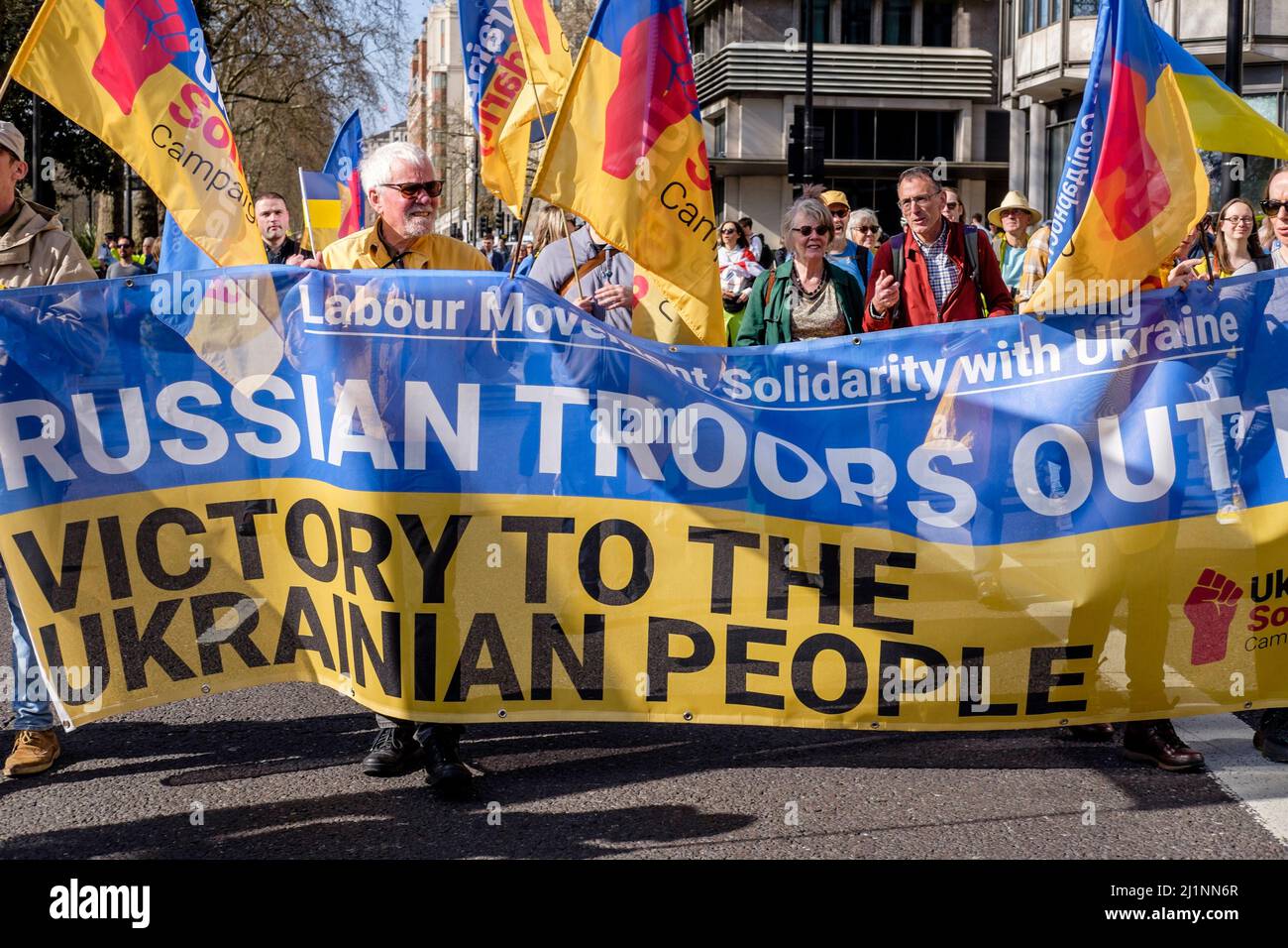 London, 26.. März 2022. Tausende von Menschen treten mit der Ukraine zusammen, marschieren und mahnten im Zentrum von London, um gegen die russische Invasion zu protestieren. Mitglieder der Arbeiterbewegung schließen sich dem marsch in Solidarität mit der Ukraine an. Stockfoto