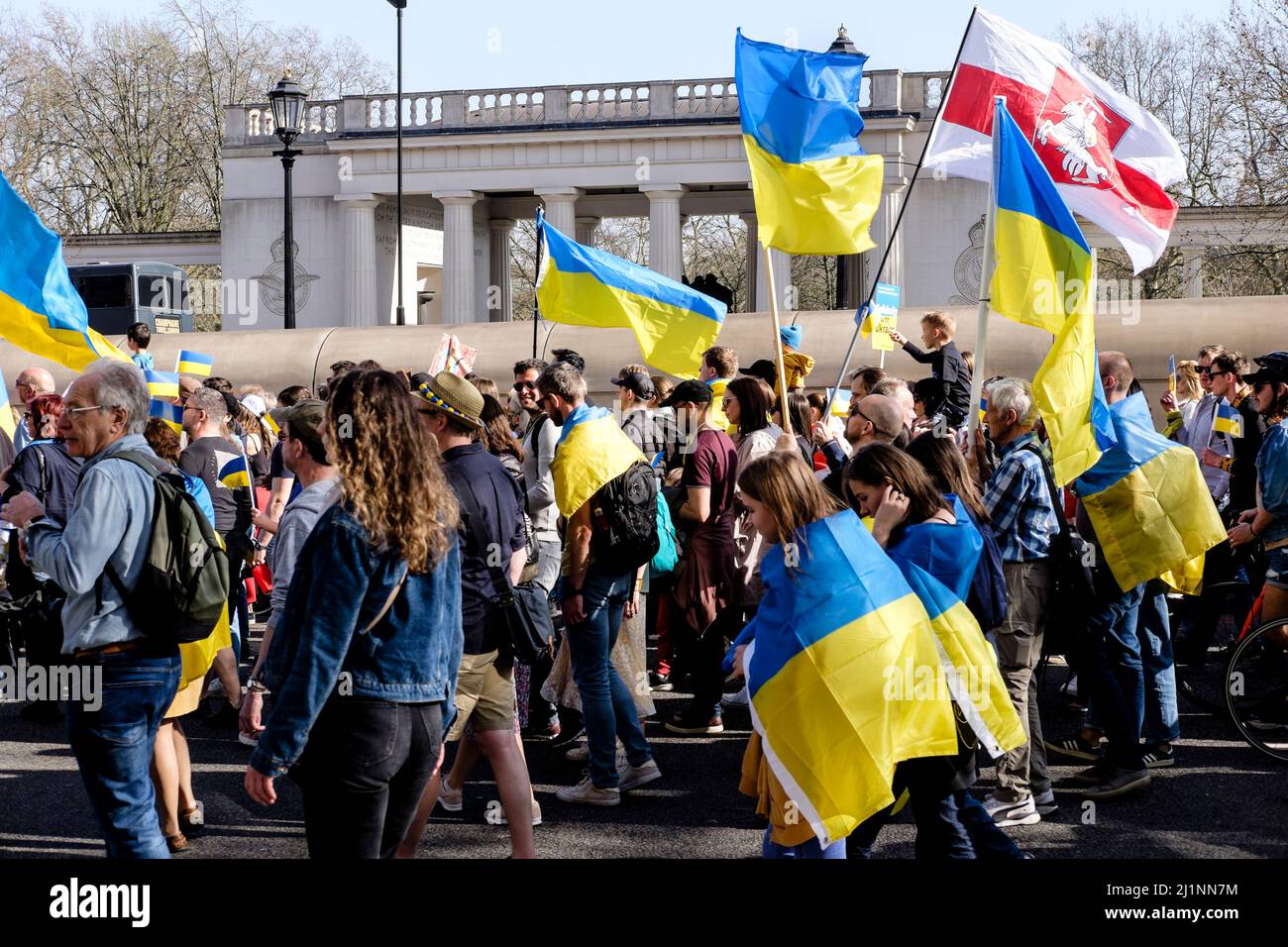 London, 26.. März 2022. Tausende von Menschen treten mit der Ukraine zusammen, marschieren und mahnten im Zentrum von London, um gegen die russische Invasion zu protestieren. Der marsch führt entlang Piccadilly auf dem Weg zum Trafalgar Square. Stockfoto