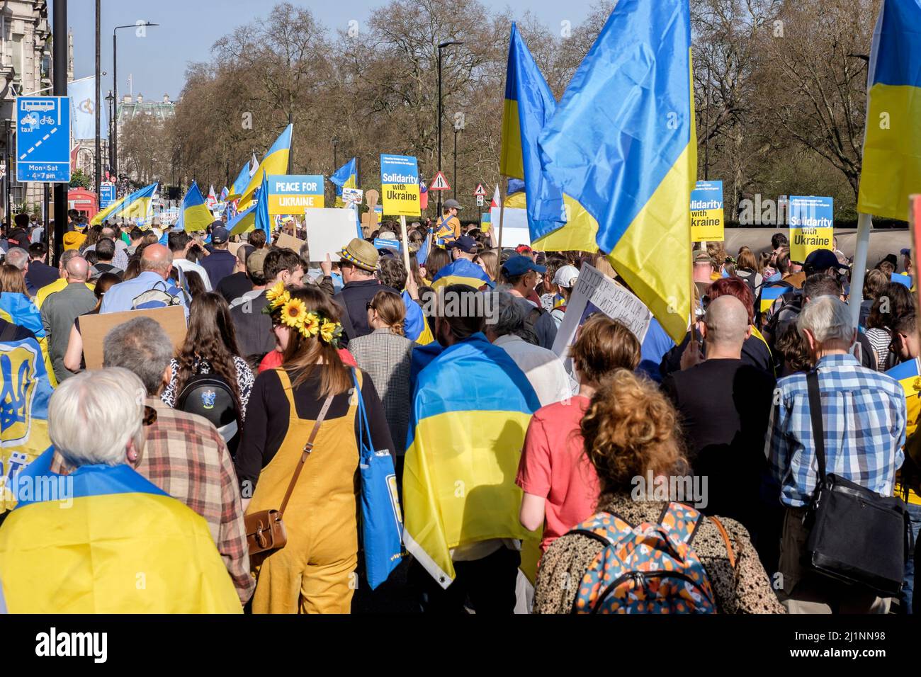 London, 26.. März 2022. Tausende von Menschen treten mit der Ukraine zusammen, marschieren und mahnten im Zentrum von London, um gegen die russische Invasion zu protestieren. Der marsch führt entlang Piccadilly auf dem Weg zum Trafalgar Square. Stockfoto
