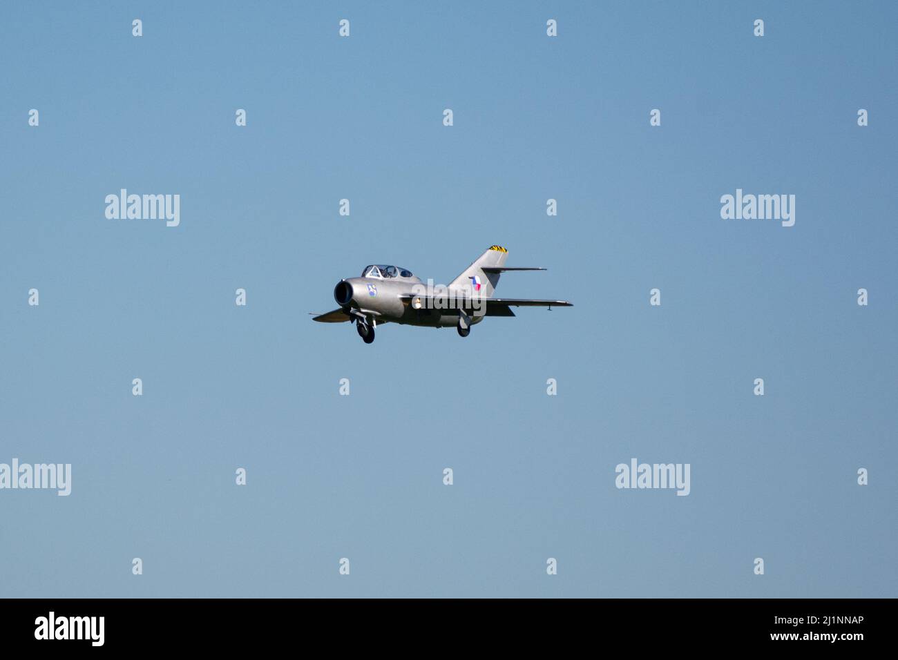 Czech Mig-15UTI 'Midget' OK-UTI2514 Vintage Jet-Flugzeug Landung mit Flaps auf der NATO Days Air Show. Stockfoto