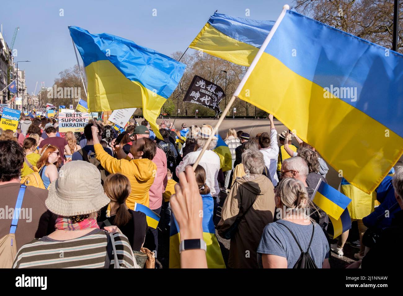 London, 26.. März 2022. Tausende von Menschen treten mit der Ukraine zusammen, marschieren und mahnten im Zentrum von London, um gegen die russische Invasion zu protestieren. Der marsch führt entlang Piccadilly auf dem Weg zum Trafalgar Square. Stockfoto