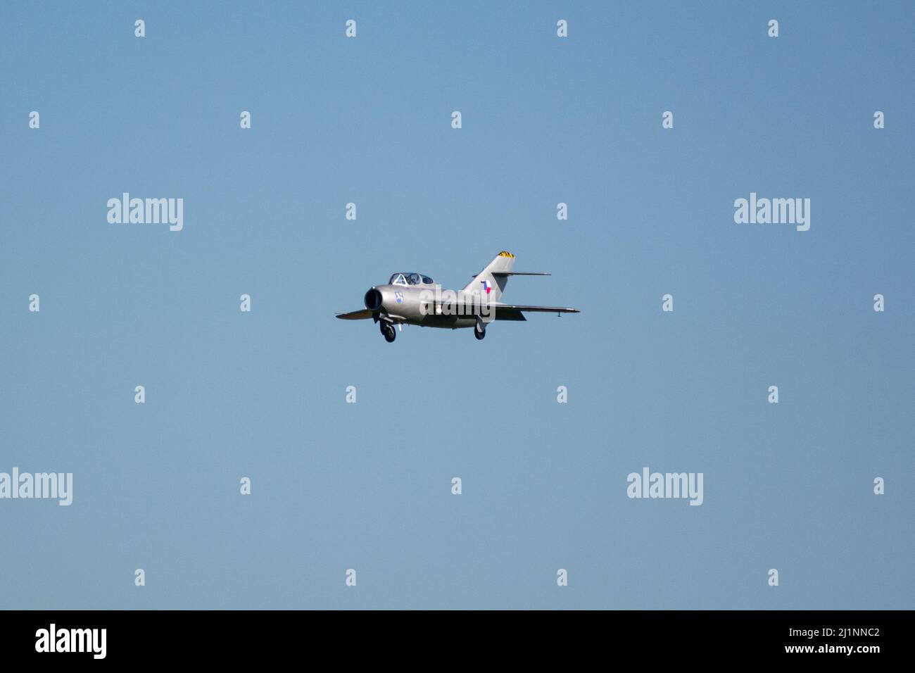 Czech Mig-15UTI 'Midget' OK-UTI2514 Vintage Jet-Flugzeug Landung mit Flaps auf der NATO Days Air Show. Stockfoto