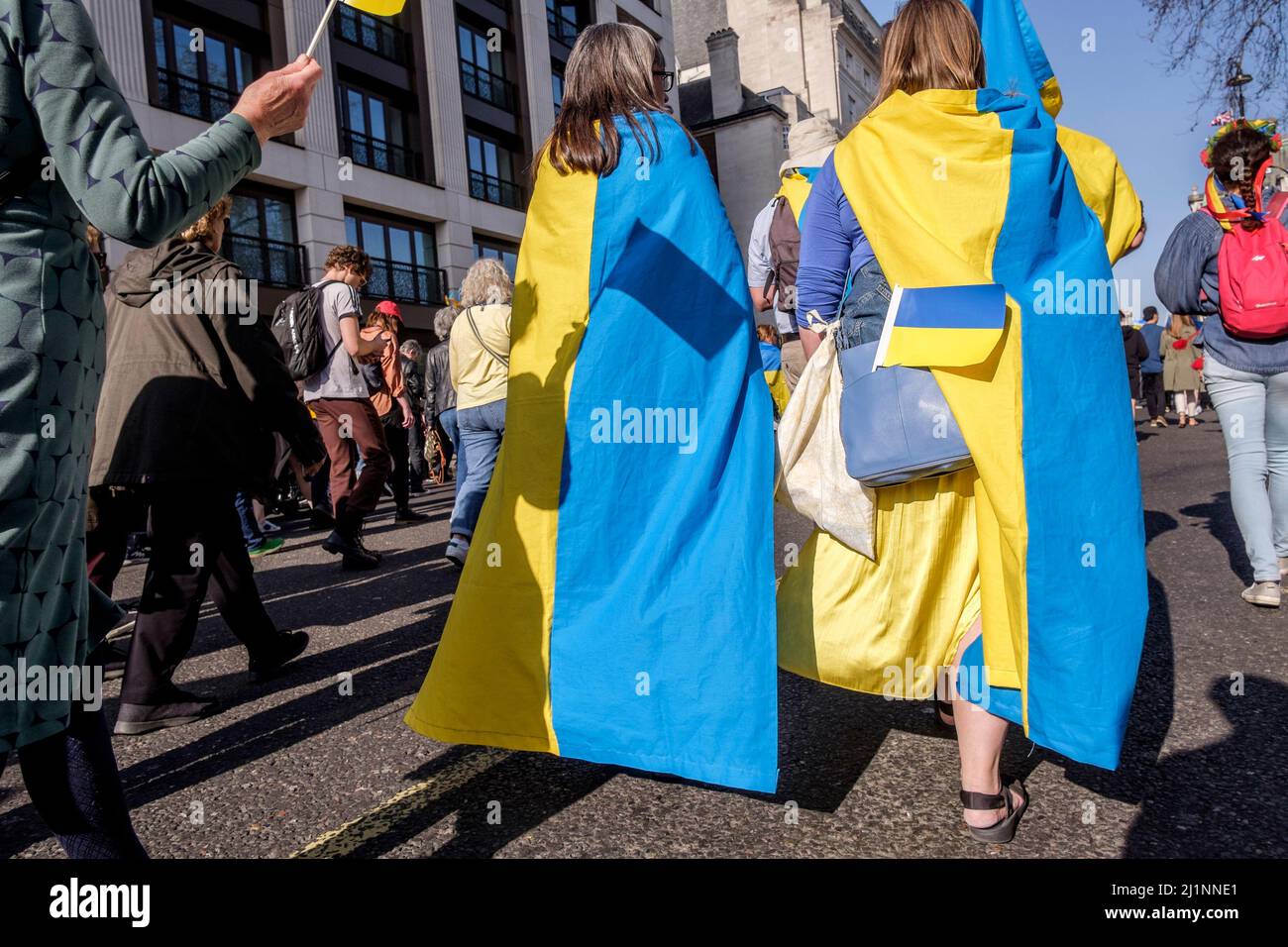 London, 26.. März 2022. Tausende von Menschen treten mit der Ukraine zusammen, marschieren und mahnten im Zentrum von London, um gegen die russische Invasion zu protestieren. Der marsch führt entlang Piccadilly auf dem Weg zum Trafalgar Square. Stockfoto
