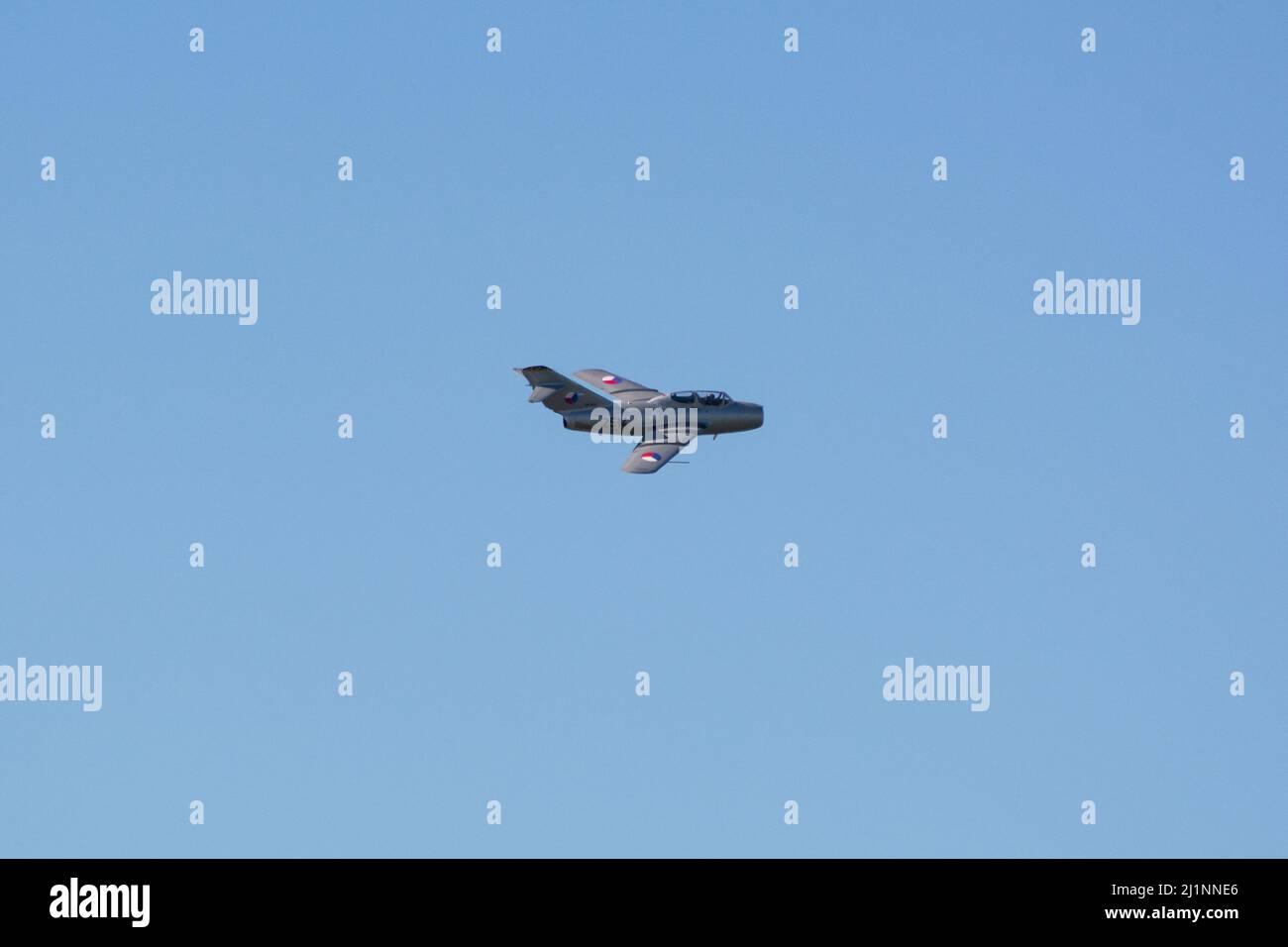 Czech Mig-15UTI 'Midget' OK-UTI2514 Vintage Jet-Flugzeug Landung mit Flaps auf der NATO Days Air Show. Stockfoto