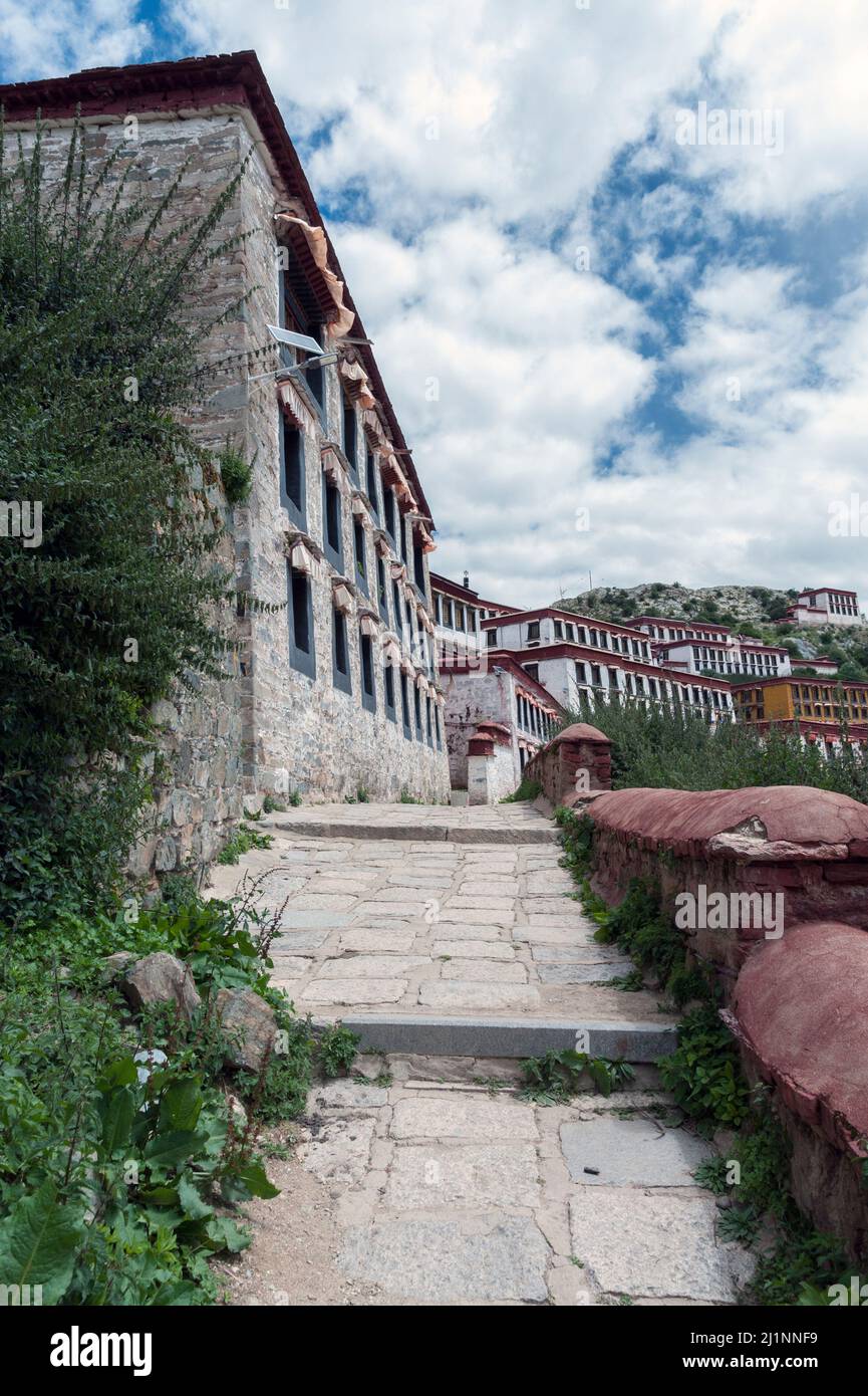 Ganden Kloster oben auf Wangbur Mountain befindet sich einer der 'Großen Drei' Gelug Universität Klöster Tibets. Stockfoto