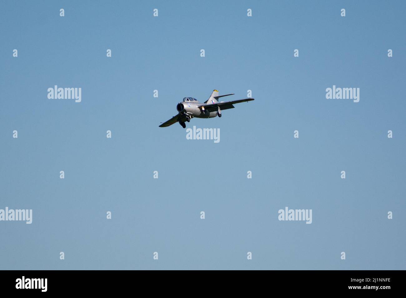 Czech Mig-15UTI 'Midget' OK-UTI2514 Vintage Jet-Flugzeug Landung mit Flaps auf der NATO Days Air Show. Stockfoto