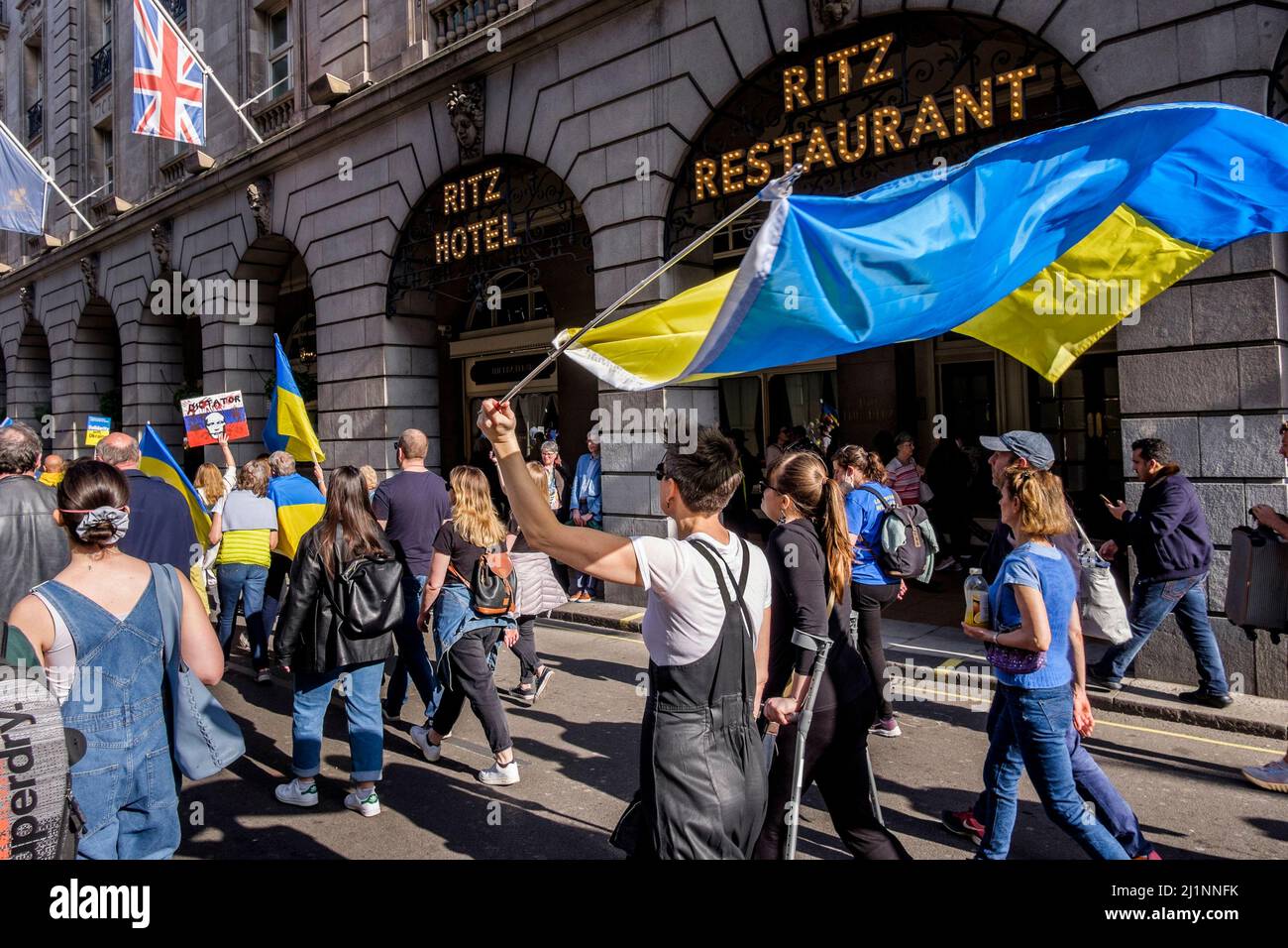 London, 26.. März 2022. Tausende von Menschen treten mit der Ukraine zusammen, marschieren und mahnten im Zentrum von London, um gegen die russische Invasion zu protestieren. Der marsch passiert das Ritz Hotel in Piccadilly auf dem Weg zum Trafalgar Square. Stockfoto
