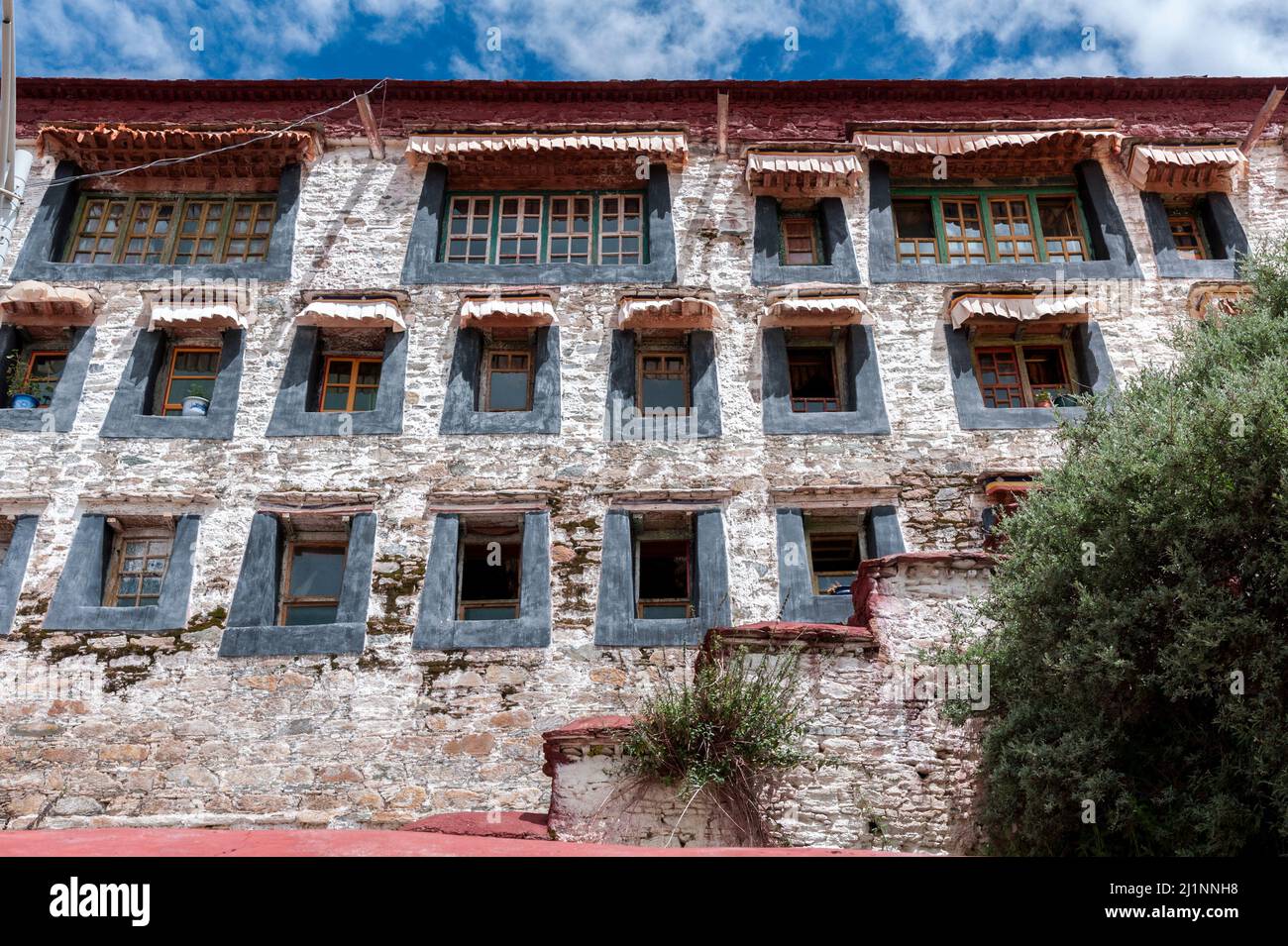 Ganden Kloster oben auf Wangbur Mountain befindet sich einer der 'Großen Drei' Gelug Universität Klöster Tibets. Stockfoto