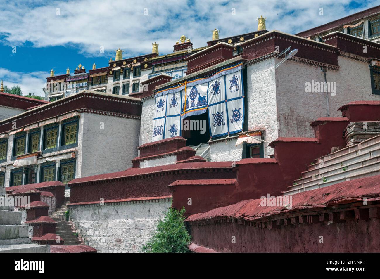 Ganden Kloster oben auf Wangbur Mountain befindet sich einer der 'Großen Drei' Gelug Universität Klöster Tibets. Stockfoto
