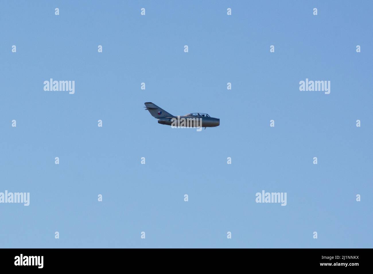 Czech Mig-15UTI 'Midget' OK-UTI2514 Vintage Jet-Flugzeug Landung mit Flaps auf der NATO Days Air Show. Stockfoto