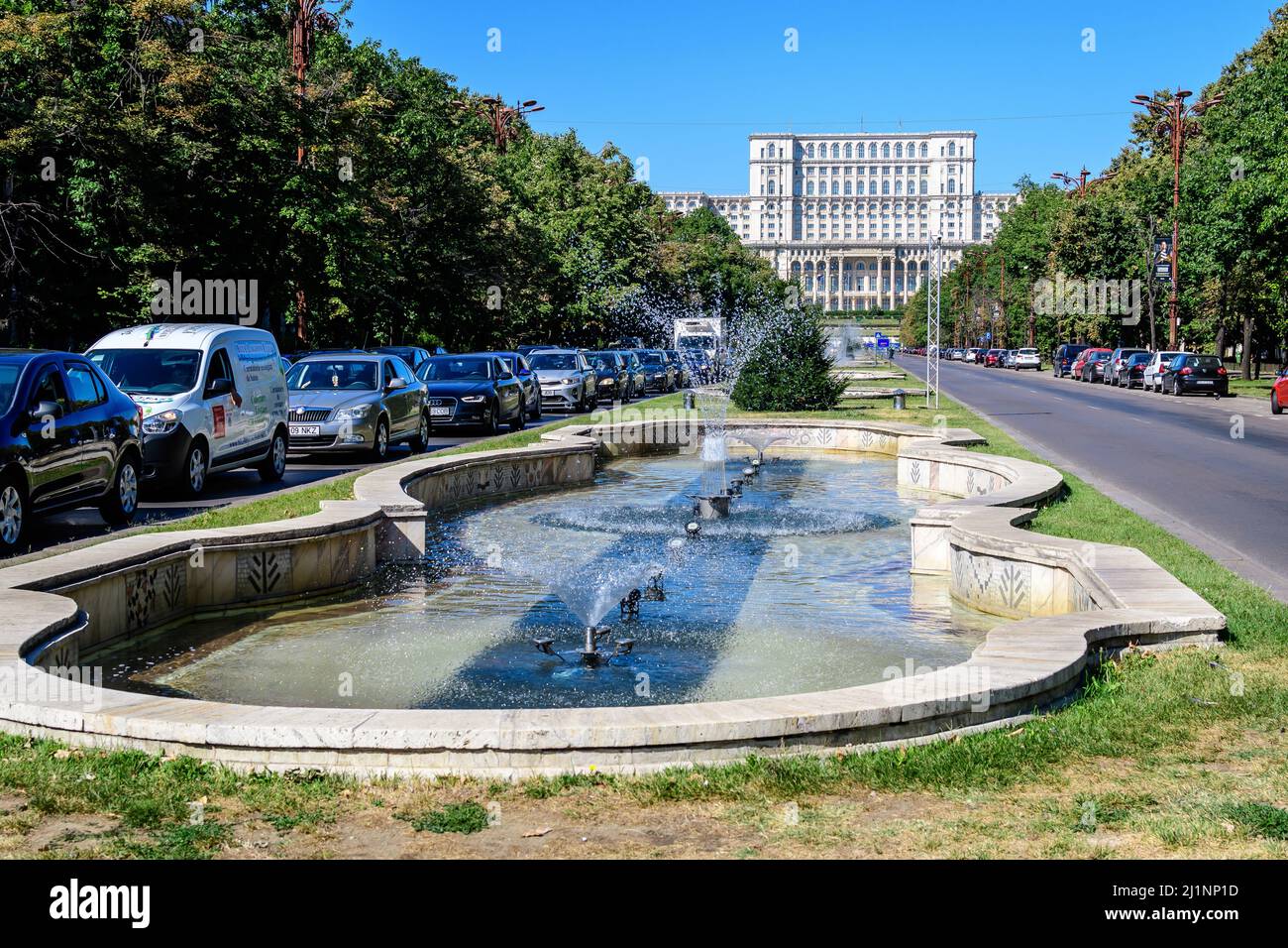 Bukarest, Rumänien, 4. September 2021: Dekorativer Brunnen auf der Straße in der Nähe des Parlamentspalastes oder des Volkshauses (Casa Poporului) in Constitutie Stockfoto