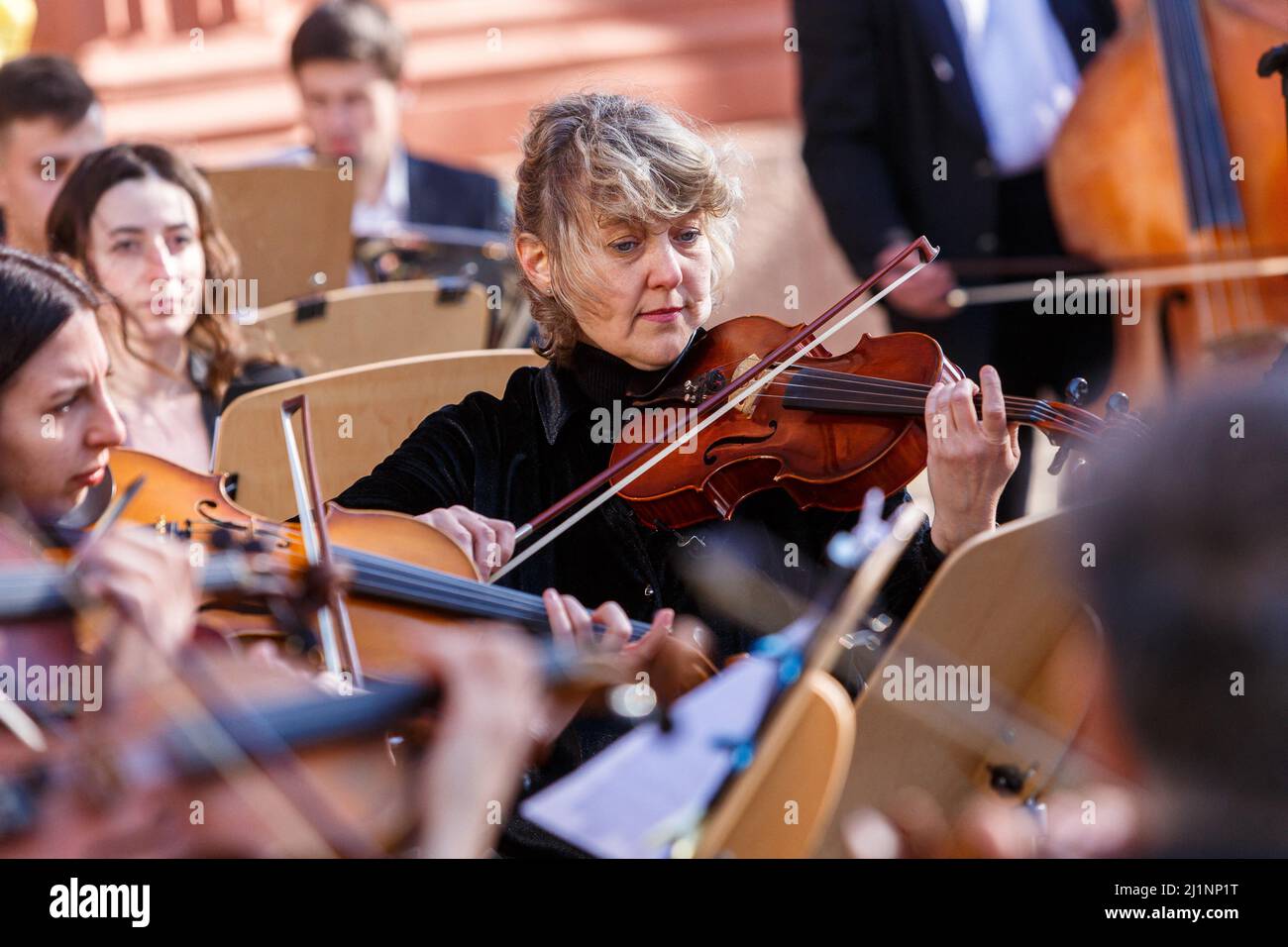 Ein Geiger des Philharmonischen Akademischen Sinfonieorchesters tritt während eines Konzerts zur Unterstützung der Streitkräfte der Ukraine, Uschhorod, Westukraine, am 25. März 2022 auf. Foto von Serhii Hudak/Ukrinform/ABACAPRESS.COM Stockfoto