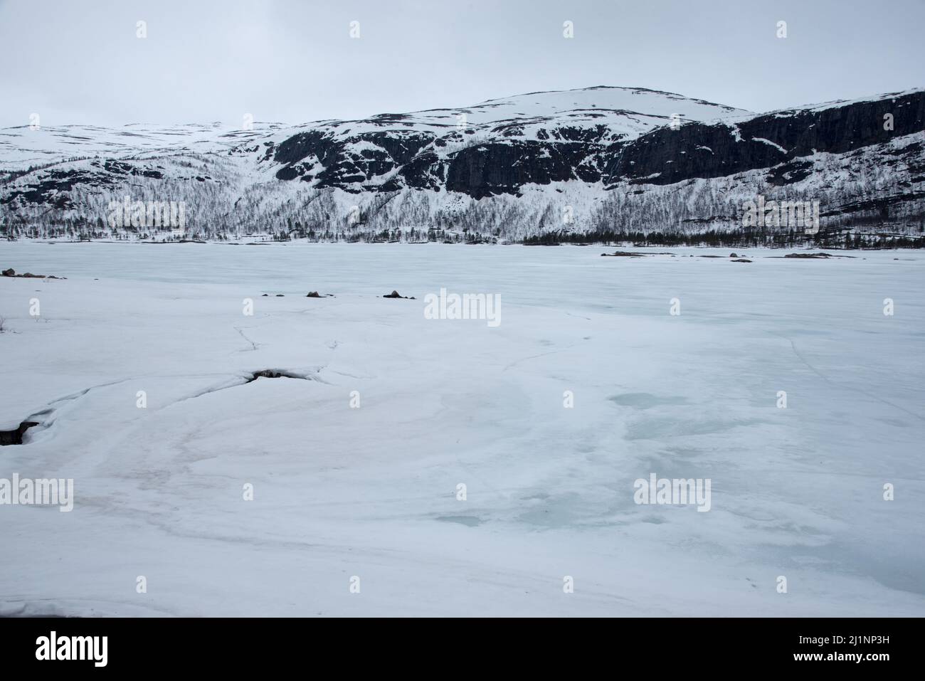 Hartevatnet oder der harte See in Südnorwegen ist Anfang Mai 2018 noch immer mit Eis bedeckt. Stockfoto