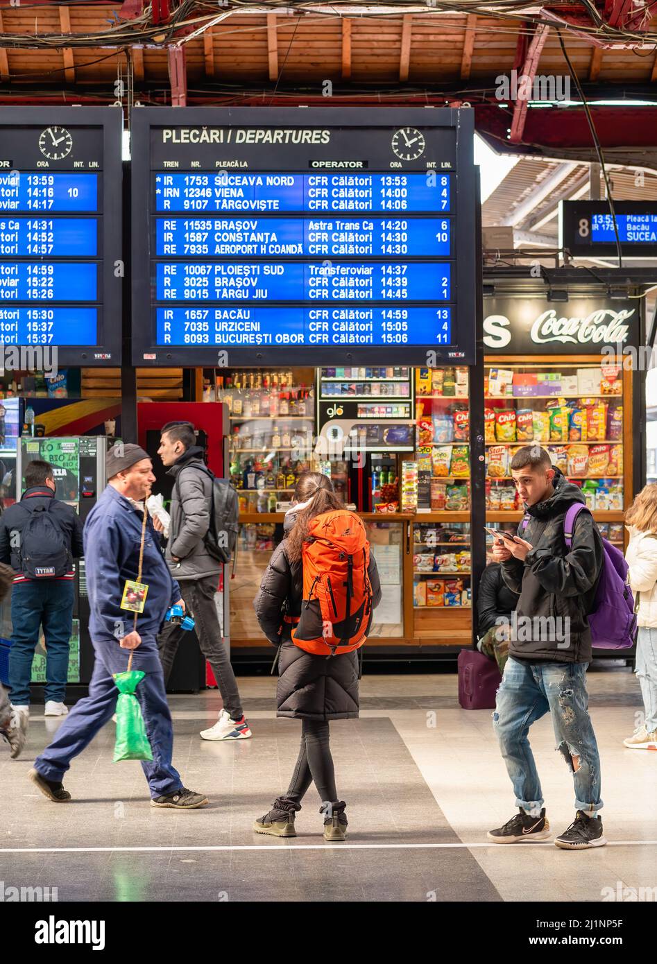 Bukarest, Rumänien - 03.18.2022: Menschen betrachten die Abflugsleiste am Nordbahnhof (Gara de Nord) Stockfoto