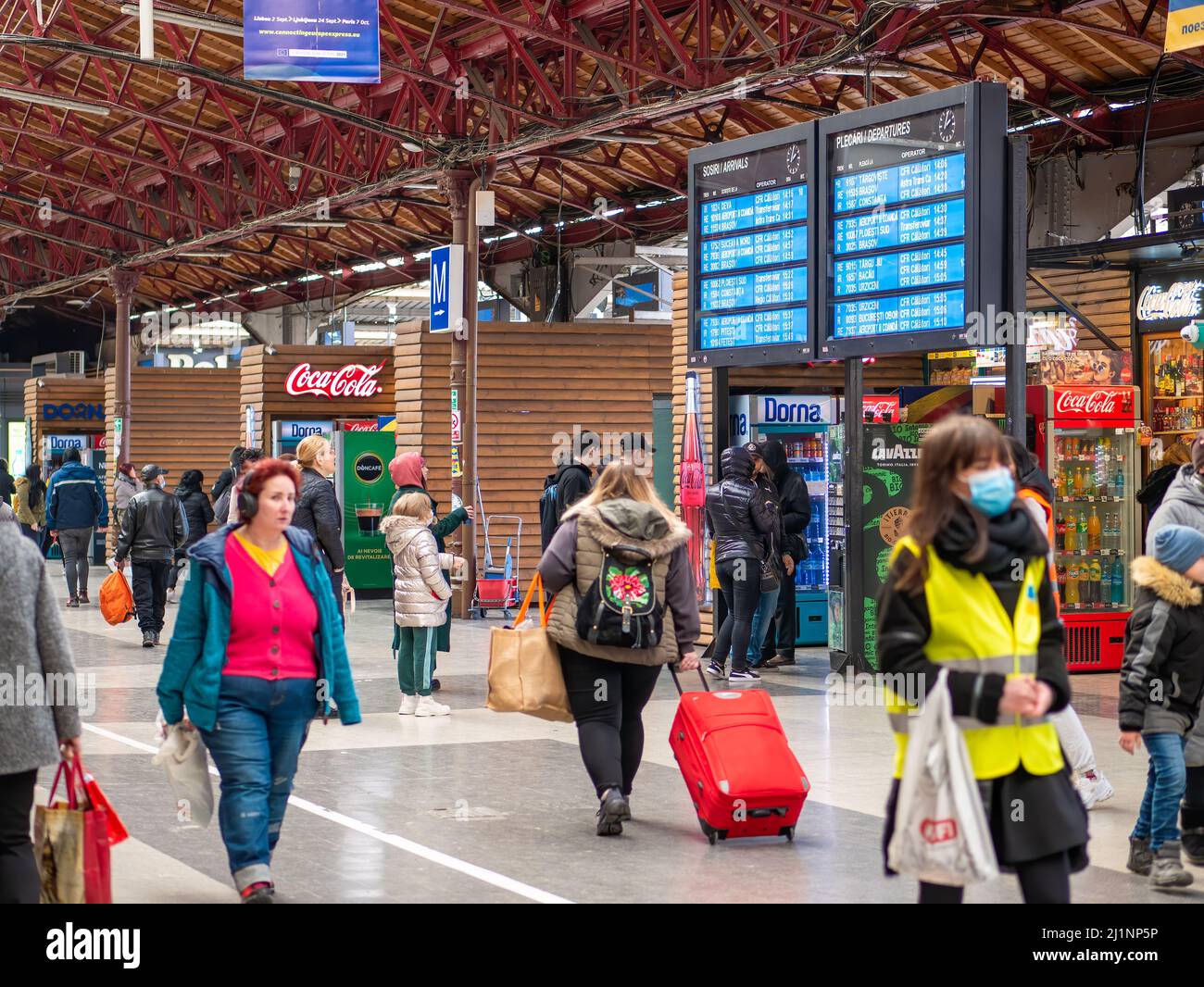 Bukarest, Rumänien - 03.18.2022: Geschäftige Tage mit vielen Passagieren am Nordbahnhof (Gara de Nord), dem Hauptbahnhof von Bukarest. Stockfoto