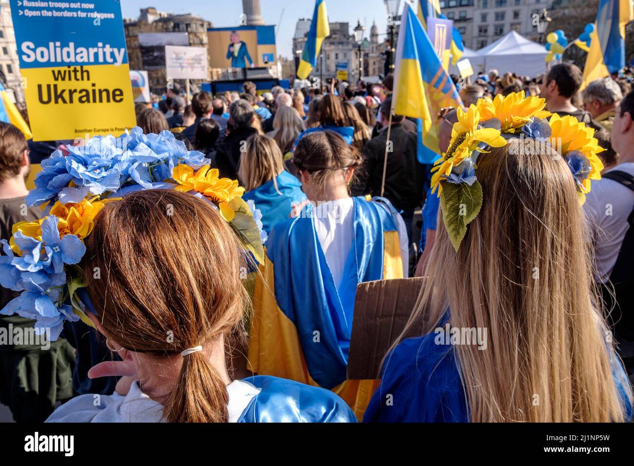 London, 26.. März 2022. Tausende von Menschen treten mit der Ukraine zusammen, marschieren und mahnten im Zentrum von London, um gegen die russische Invasion zu protestieren. Nach dem marsch versammeln sich Demonstranten auf dem Trafalgar Square, um sich die Reden anzuhören. Stockfoto