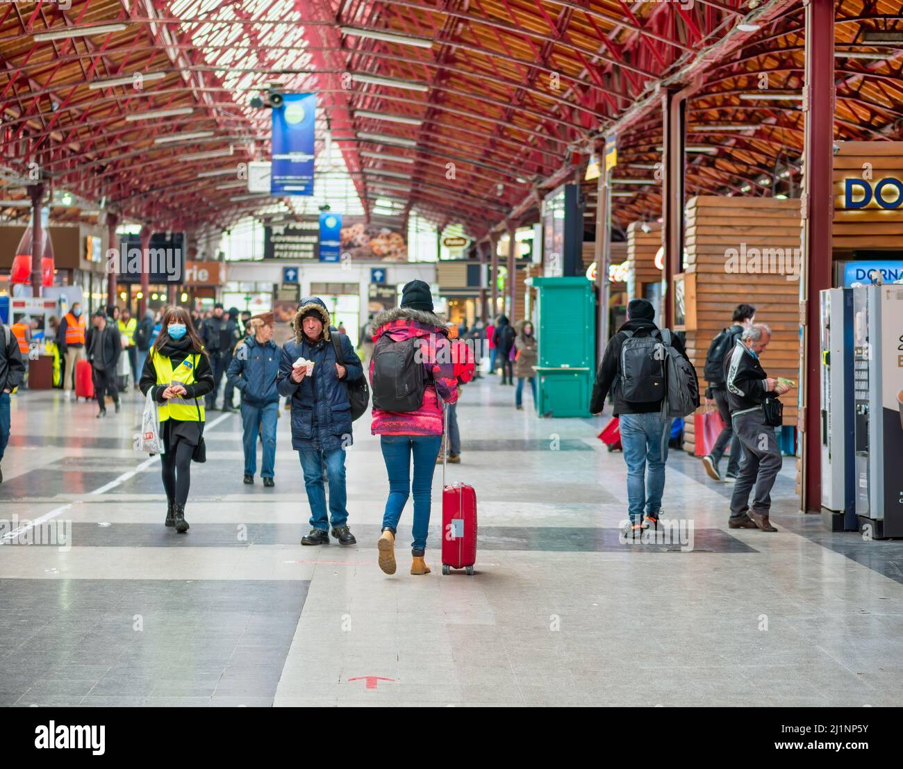Bukarest, Rumänien - 03.18.2022: Geschäftige Tage mit vielen Passagieren am Nordbahnhof (Gara de Nord), dem Hauptbahnhof von Bukarest. Stockfoto