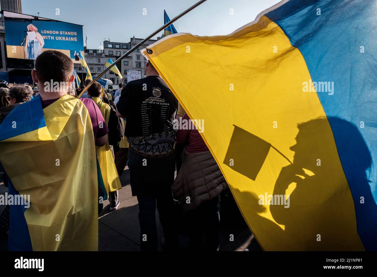 London, 26.. März 2022. Tausende von Menschen treten mit der Ukraine zusammen, marschieren und mahnten im Zentrum von London, um gegen die russische Invasion zu protestieren. Nach dem marsch versammeln sich Demonstranten auf dem Trafalgar Square, um sich die Reden anzuhören. Stockfoto