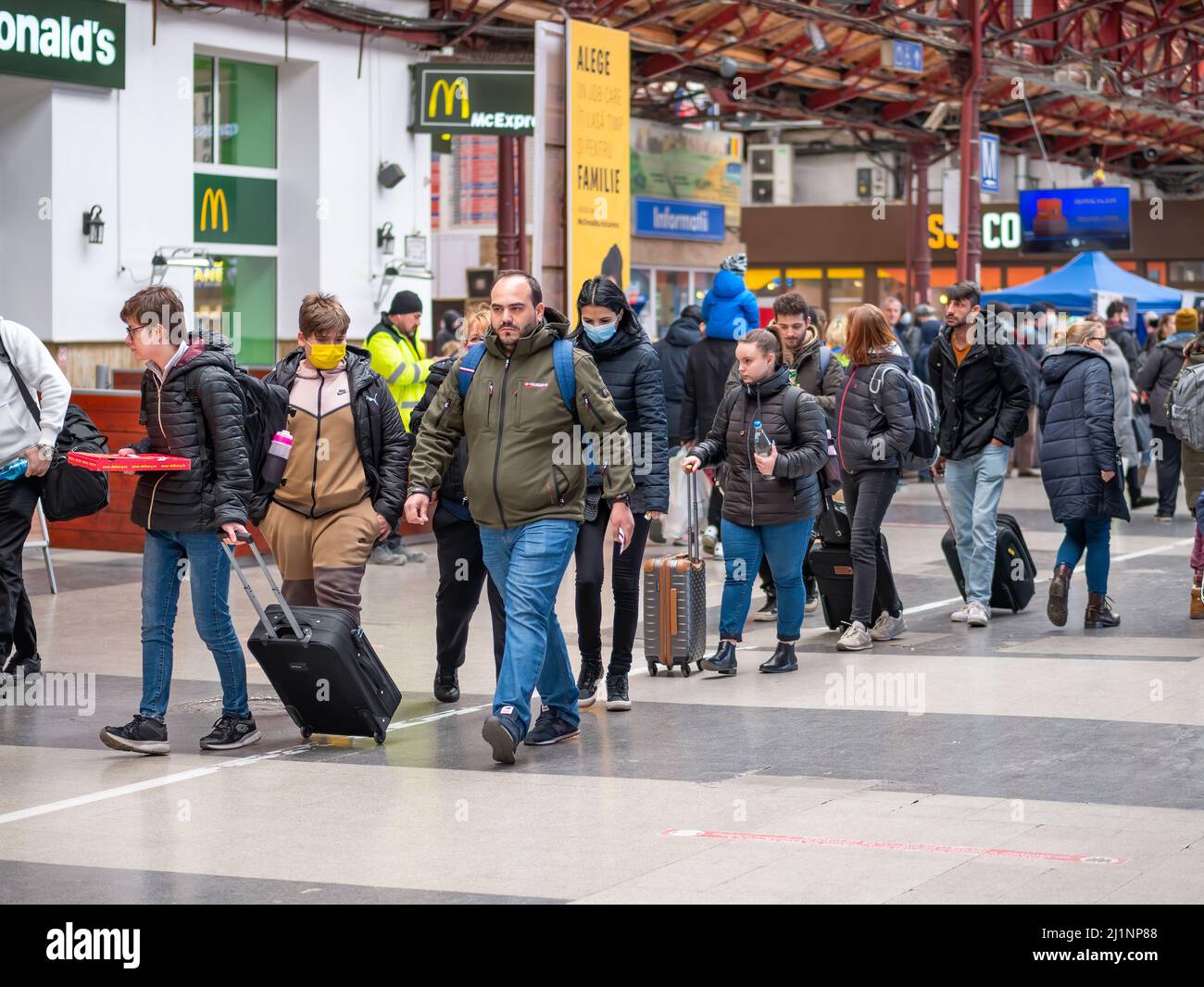 Bukarest, Rumänien - 03.18.2022: Geschäftige Tage mit vielen Passagieren am Nordbahnhof (Gara de Nord), dem Hauptbahnhof von Bukarest. Stockfoto