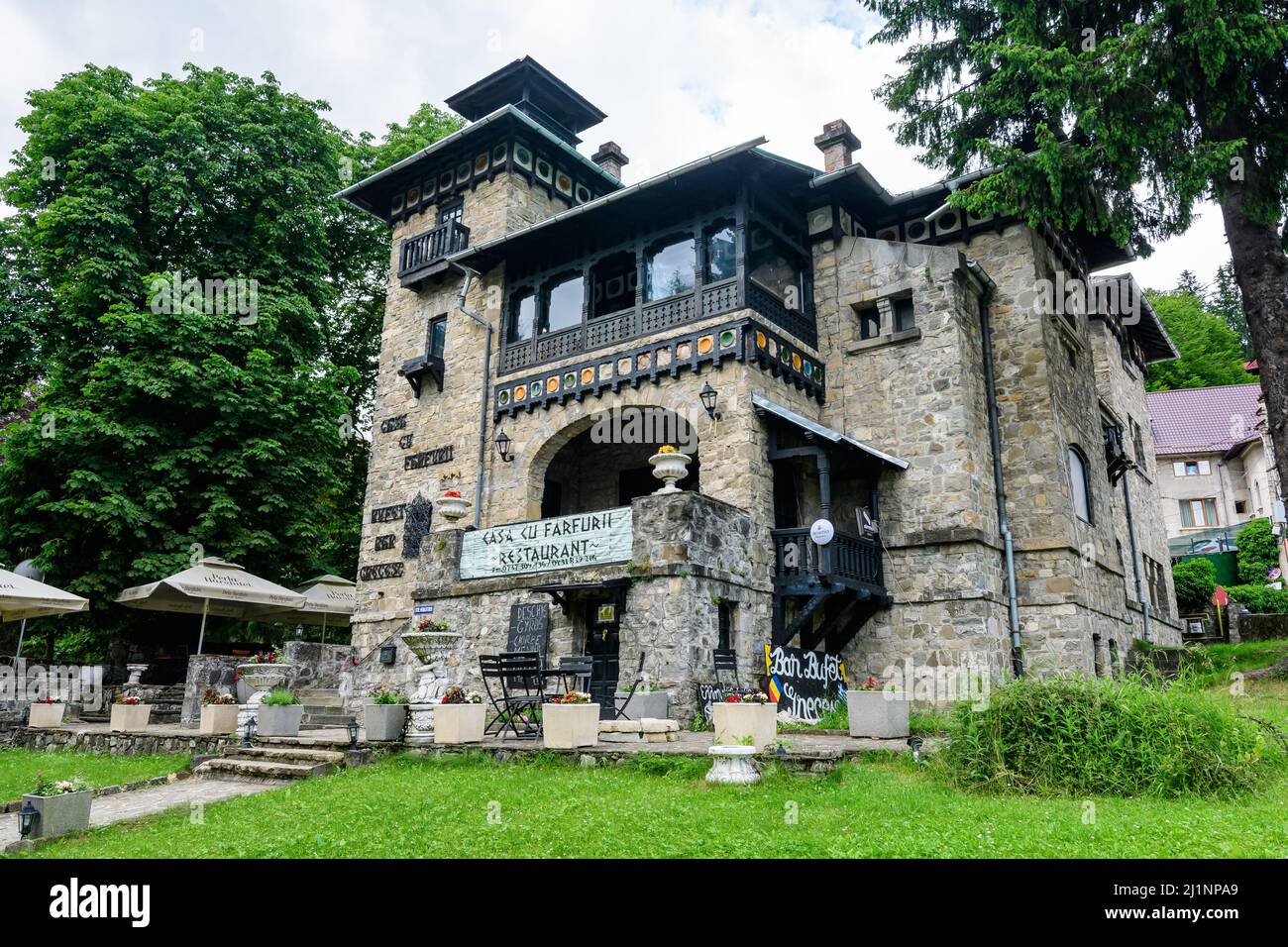 Sinaia, Rumänien - 3. Juli 2021: Alte historische Villa im Zentrum der Stadt in der Nähe des Bucegi-Gebirges (Muntii Bucegi) im Prahova-Tal (Valea Praho Stockfoto