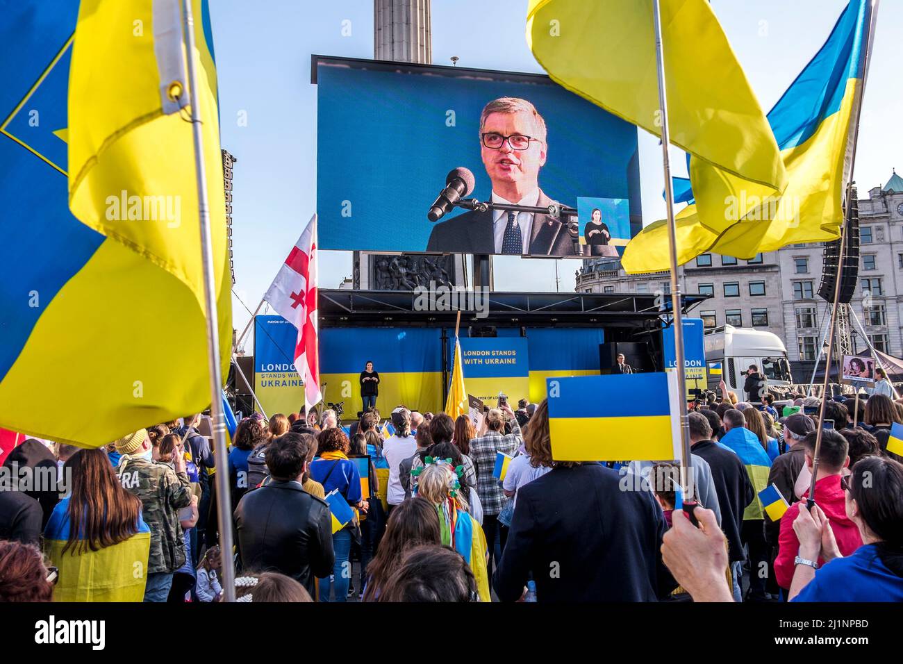 London, 26.. März 2022. Tausende von Menschen treten mit der Ukraine zusammen, marschieren und mahnten im Zentrum von London, um gegen die russische Invasion zu protestieren. Der ukrainische Botschafter im Vereinigten Königreich, Vadym Prystaiko, wendet sich nach dem marsch an die Menschen auf dem Trafalgar Square und sagt, es dürbe keine Appeasement mit Russland geben. Stockfoto