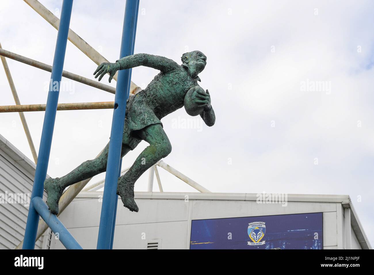 Warrington, Großbritannien. 27. März 2022. Die Brian Bevan Statue vor dem Halliwell Jones Stadium in Warrington, Großbritannien am 3/27/2022. (Foto von Simon Whitehead/News Images/Sipa USA) Quelle: SIPA USA/Alamy Live News Stockfoto