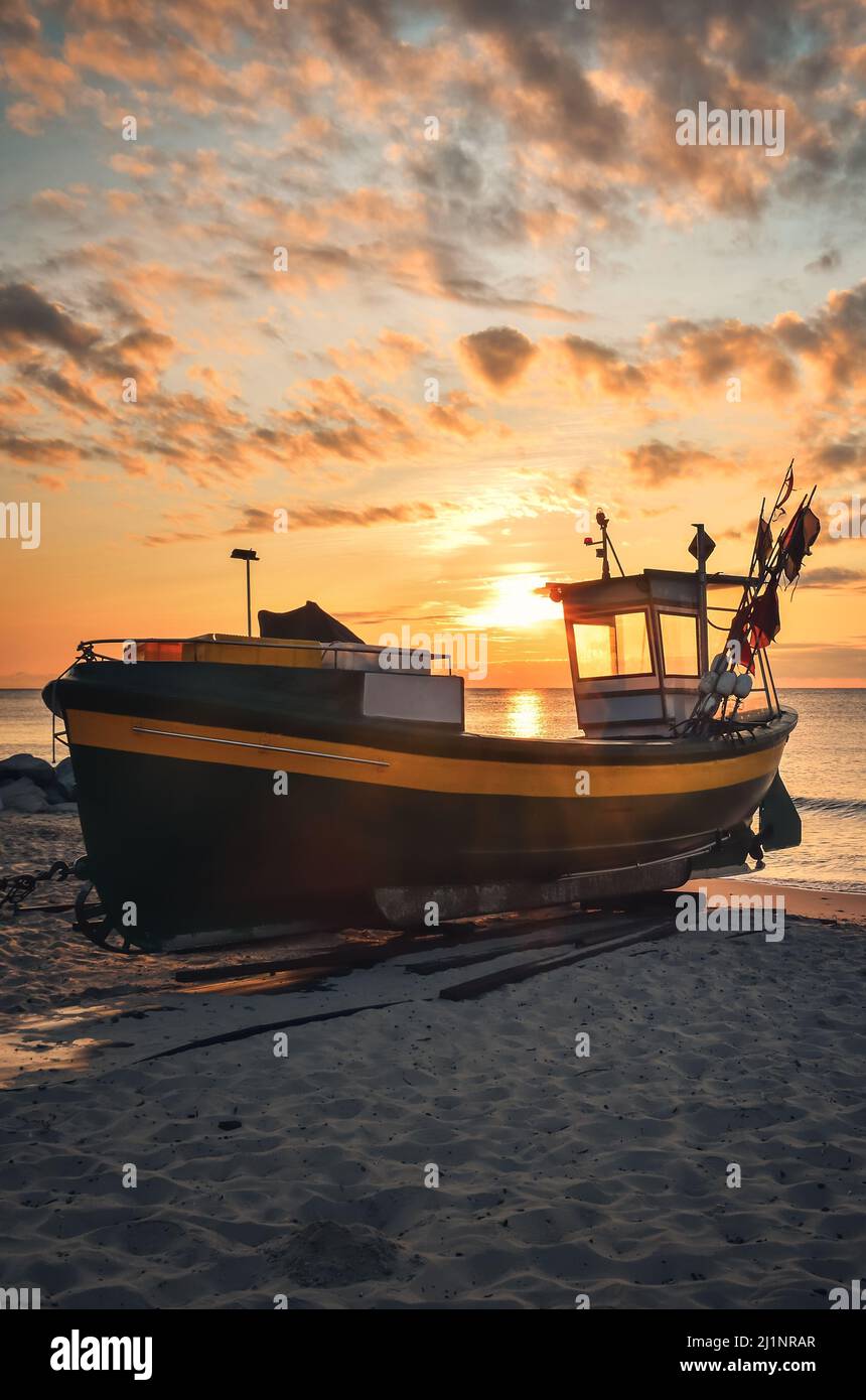 Schöner Morgenblick an der polnischen Küste in Gdynia. Schiff auf einem Sandstrand am Morgen. Stockfoto