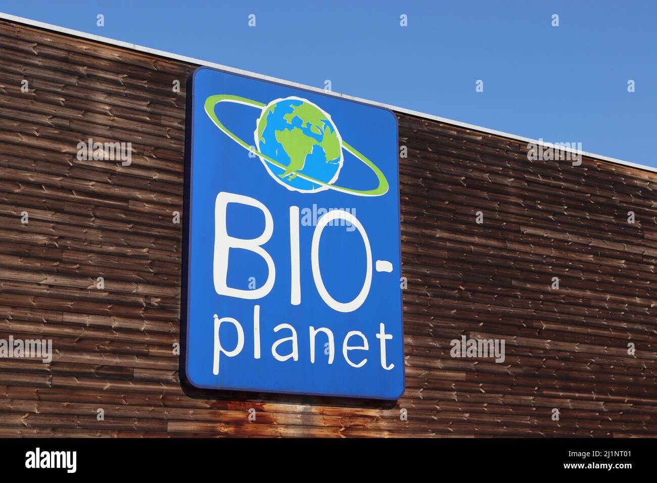 AALST, BELGIEN, 23. MÄRZ 2022: Außenansicht des Bio-Supermarkts Bio Planet mit Logo. Es gehört zur Colruyt-Gruppe und ist eine Kette von organischem Produ Stockfoto