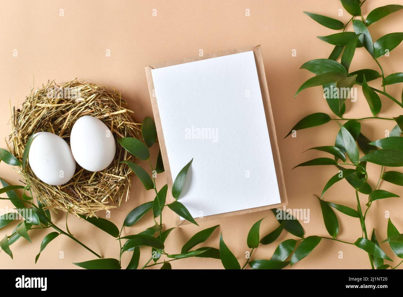 Ein Modell eines Kraftumschlags mit einem weißen Blatt Papier und Eiern. Öko-Ostern. Keine Verschwendung. Lifestyle ohne Plastik. Stockfoto