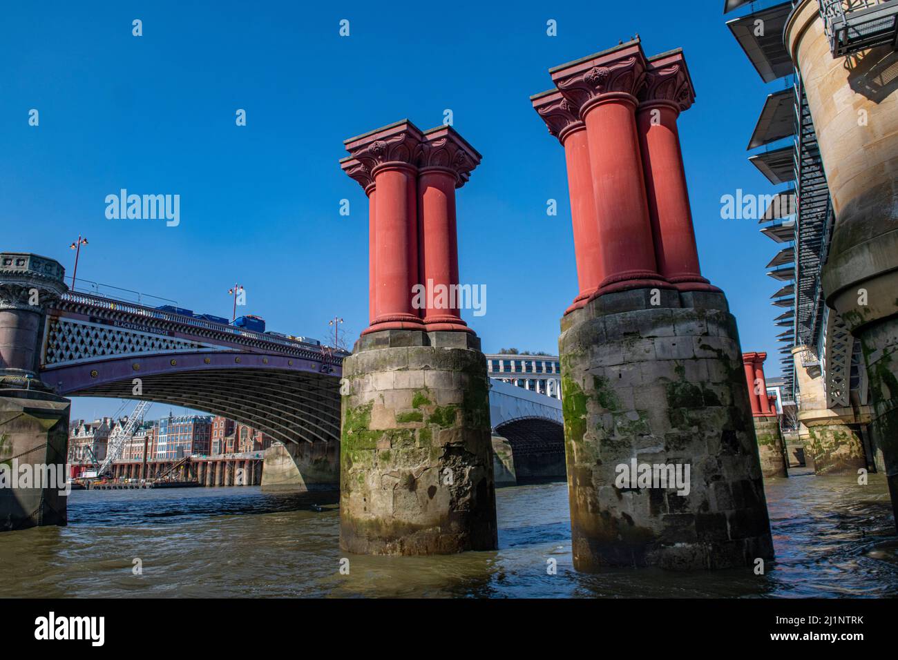 Die ursprünglichen Eisenbahnbrücken-Pfeiler werden bei Blackfriars jetzt nicht mehr benötigt Stockfoto