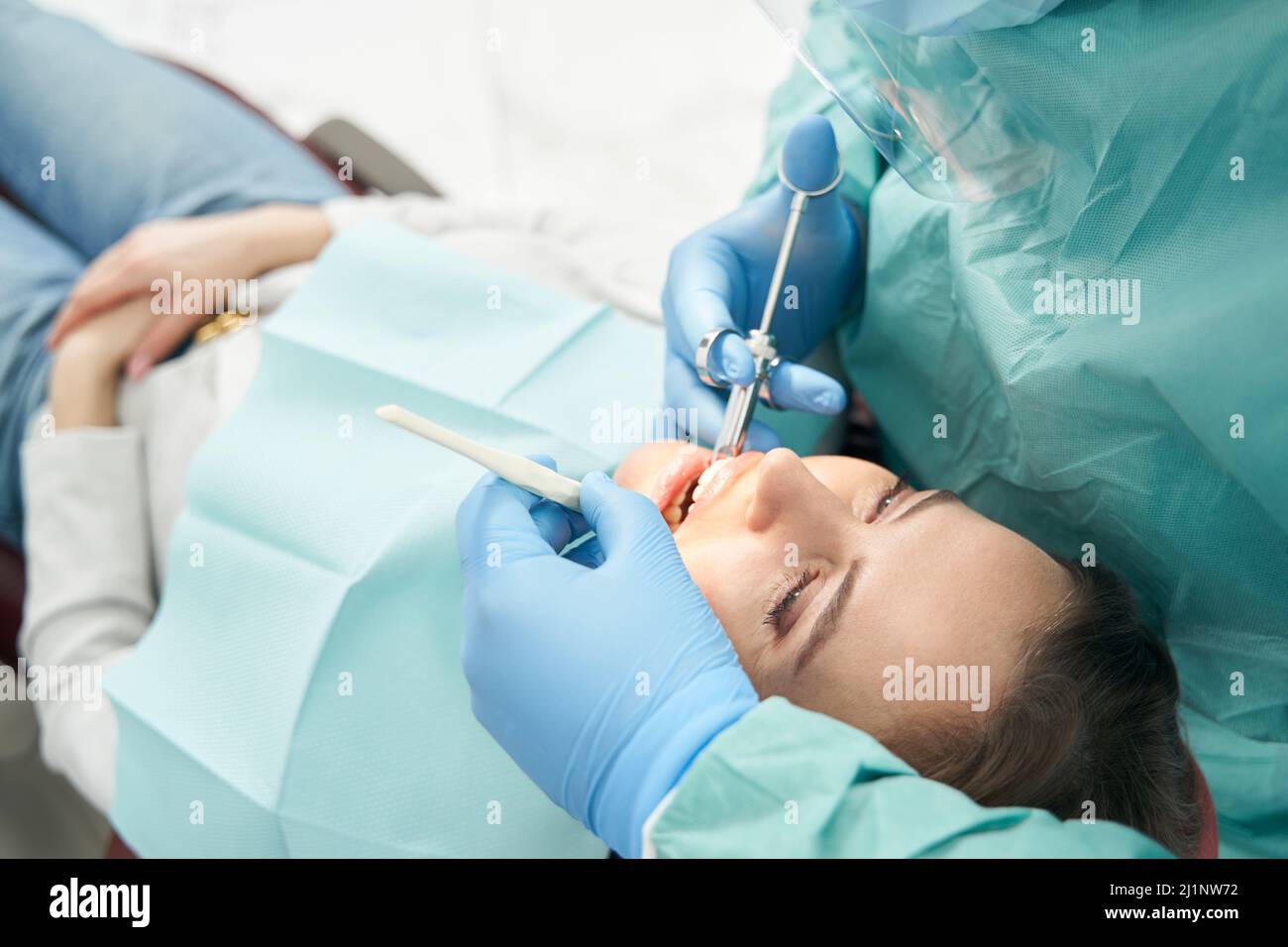 Weibliche Patientin, die zahnärztliche Behandlung in der Stomatologie-Klinik erhält Stockfoto