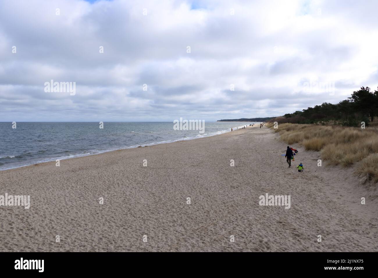 Februar 26 2022 - Zinnowitz, Deutschland: Menschen am Strand im Winter Stockfoto