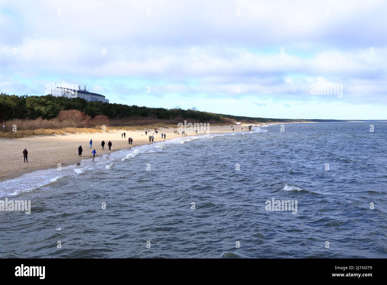 Februar 26 2022 - Zinnowitz, Deutschland: Menschen am Strand im Winter Stockfoto