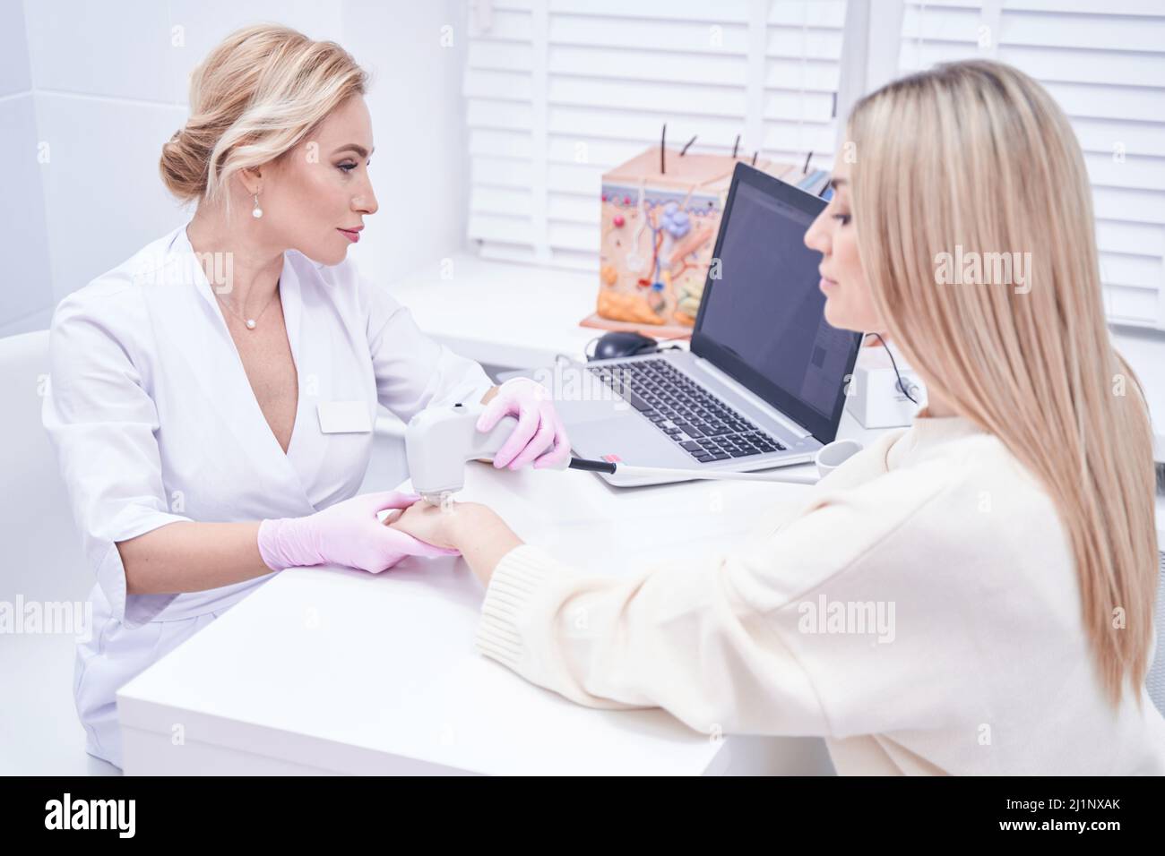 Weibliche Patientin, die sich einer Laser-Hautbehandlung in der  Schönheitsklinik unterziehen muss Stockfotografie - Alamy