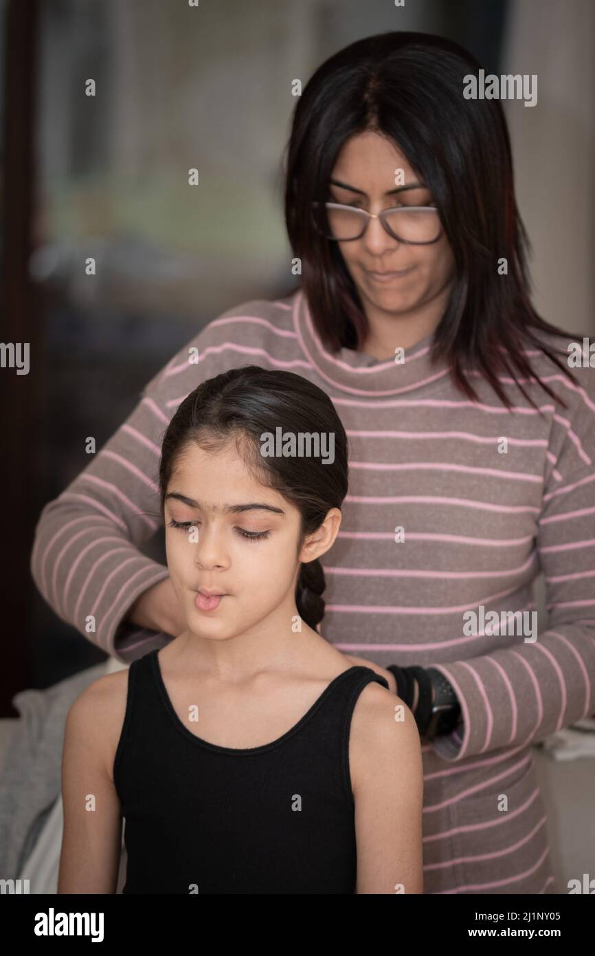 Ein Indermädchen im Schulalter posiert, schaut in die Kamera. Stockfoto