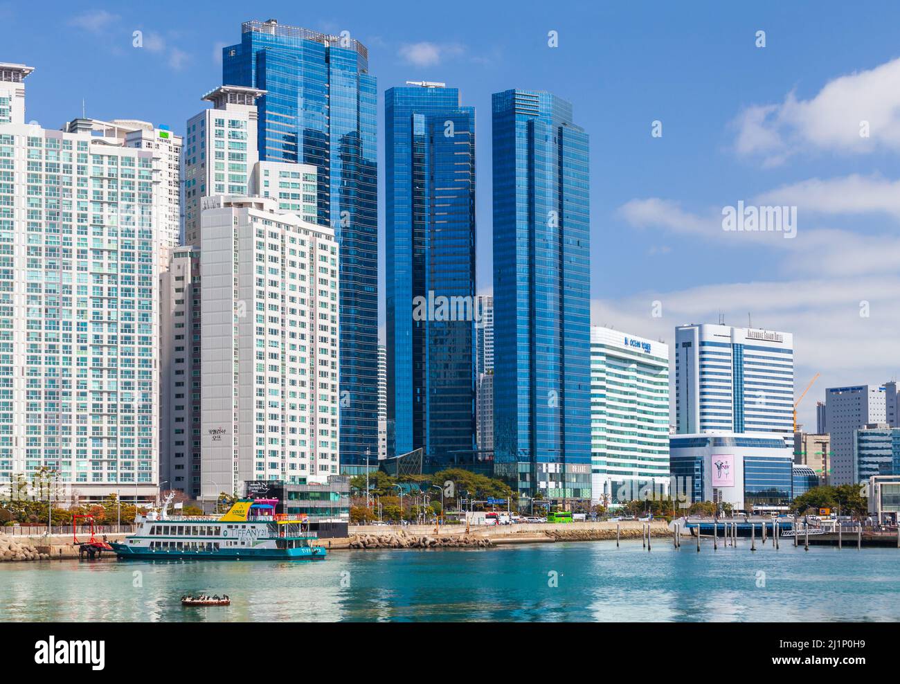 Busan, Südkorea - 17. März 2018: Haeundae-Viertel mit Blick auf die Küste mit modernen hohen Wohnblöcken ist es einer der berühmtesten und schönsten Strände Stockfoto