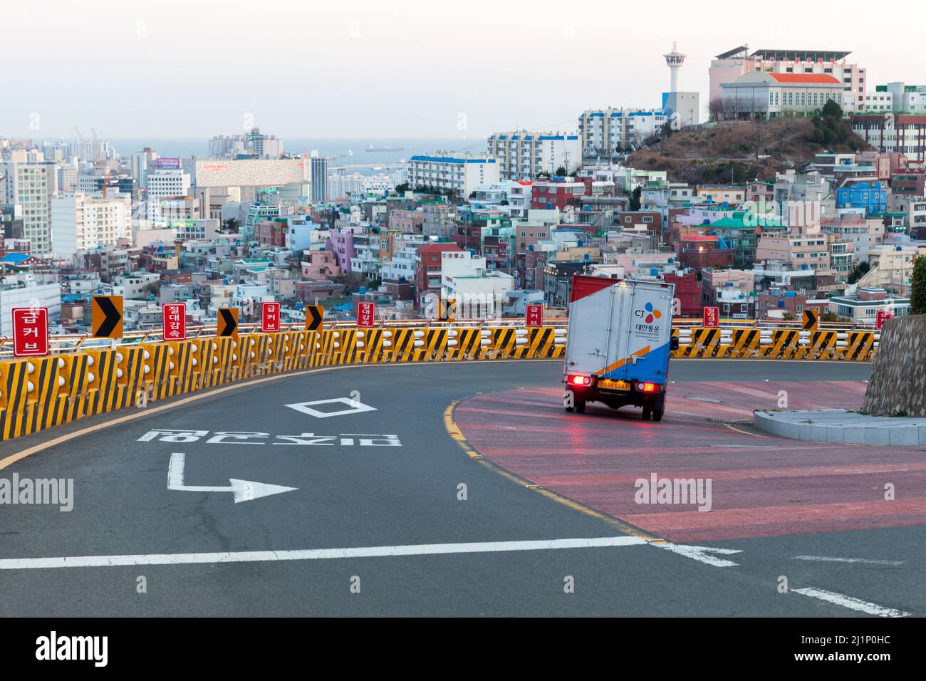 Busan, Südkorea - 13. März 2018: Stadtbild von Busan, Straßenansicht mit einem LKW auf der Straße Stockfoto