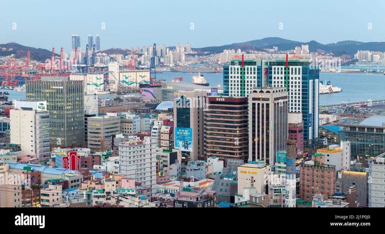 Busan, Südkorea - 13. März 2018: Stadtbild am Meer von Busan, Hafenviertel, Luftaufnahme Stockfoto