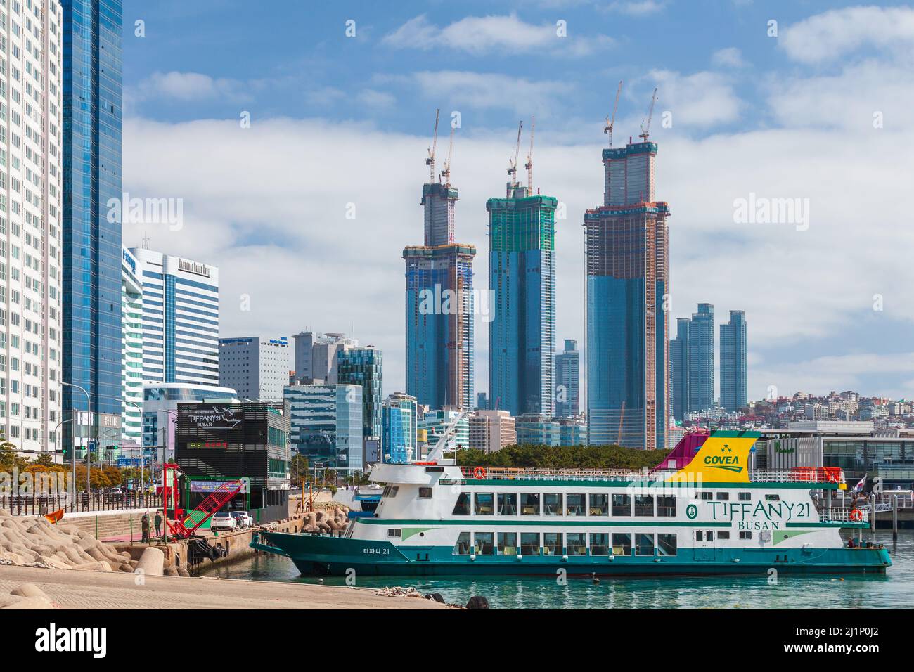 Busan, Südkorea - 17. März 2018: Haeundae District Landschaft mit Fähre, es ist einer der berühmtesten und schönsten Strände in Busan Stockfoto