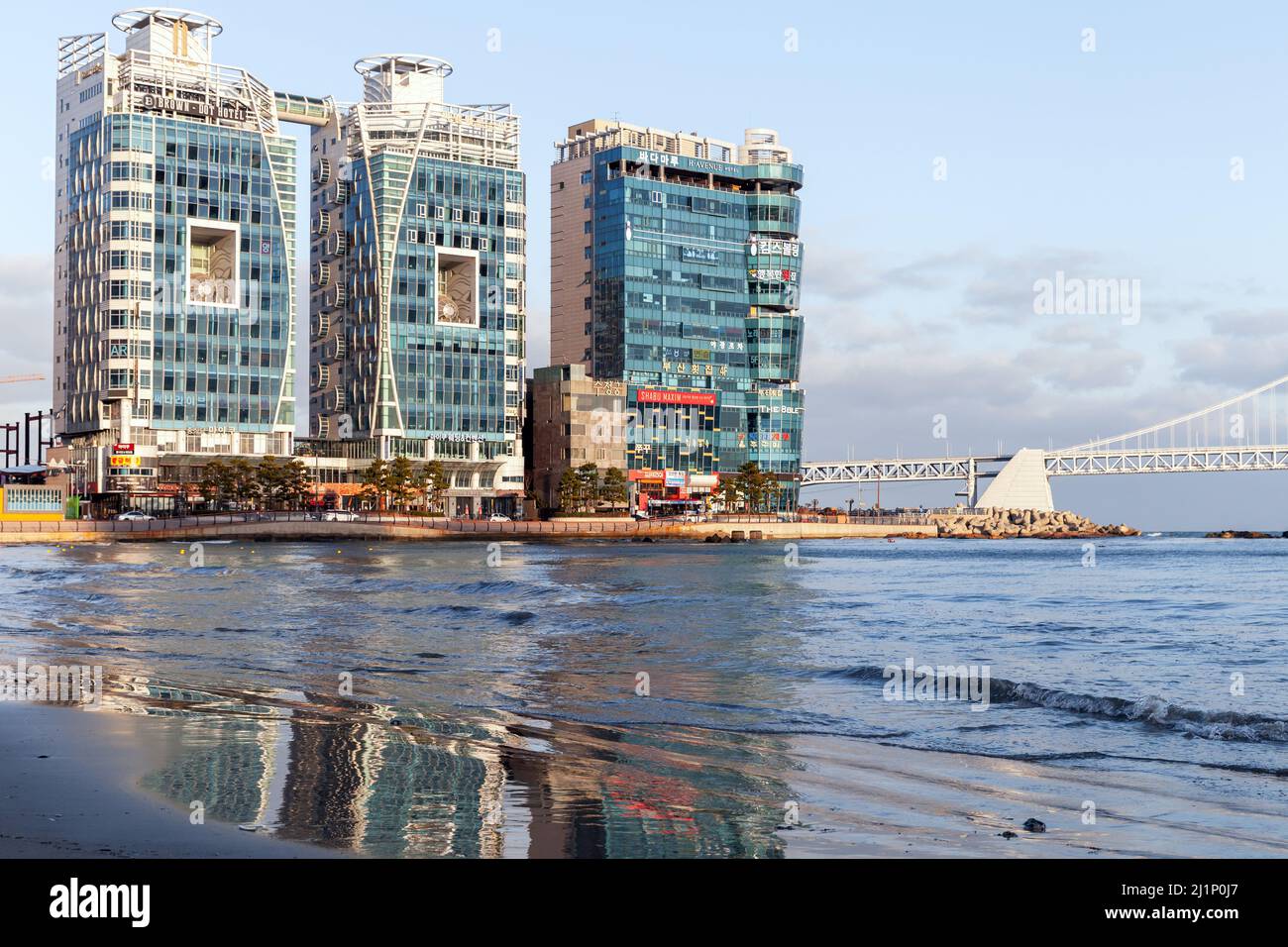 Busan, Südkorea - 16. März 2018: Haeundae Beach Coastal View. Busan City Skyline mit modernen Hotels an der Küste Stockfoto