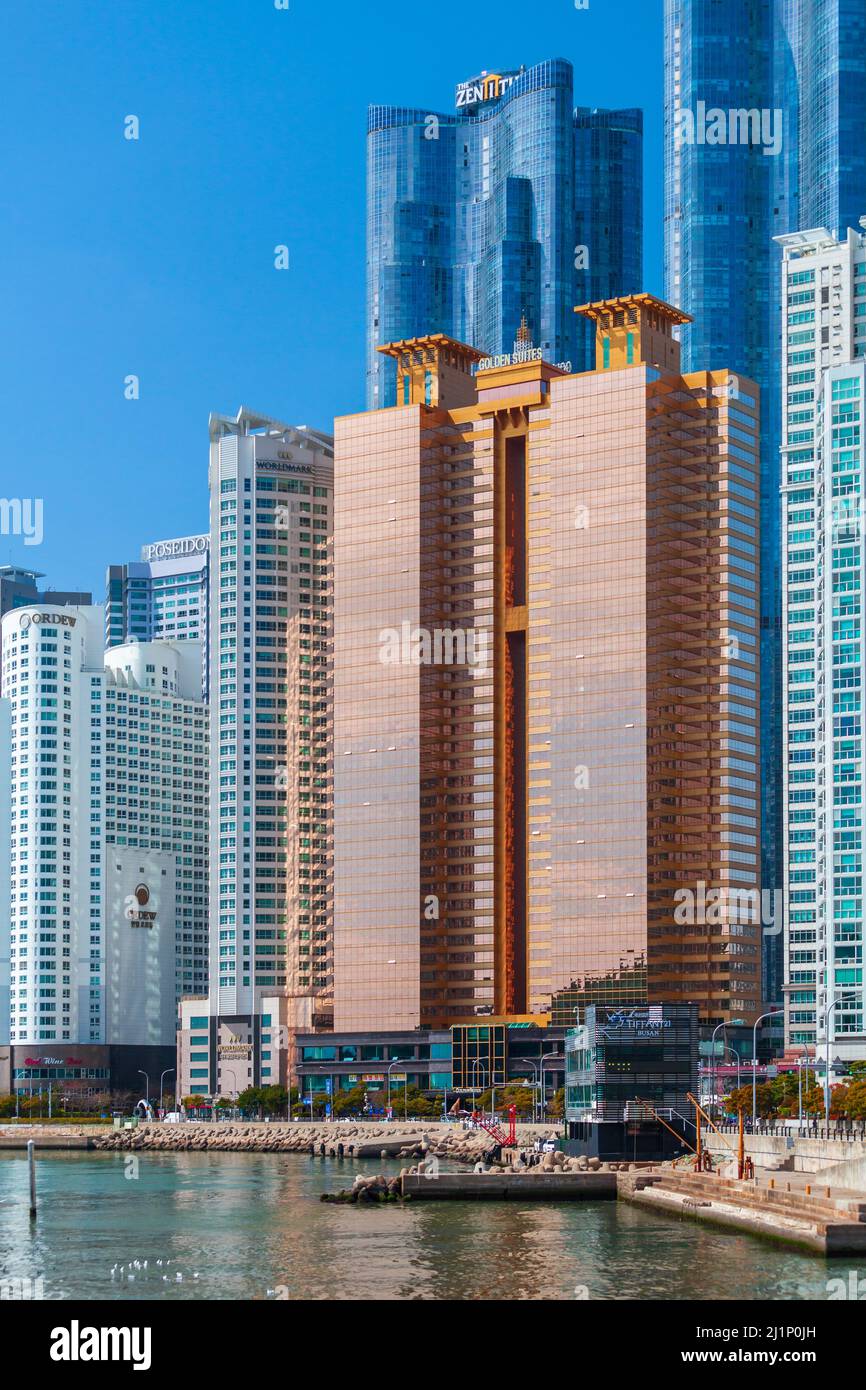Busan, Südkorea - 17. März 2018: Moderne, hohe Wohnblöcke im Haeundae-Viertel Stockfoto
