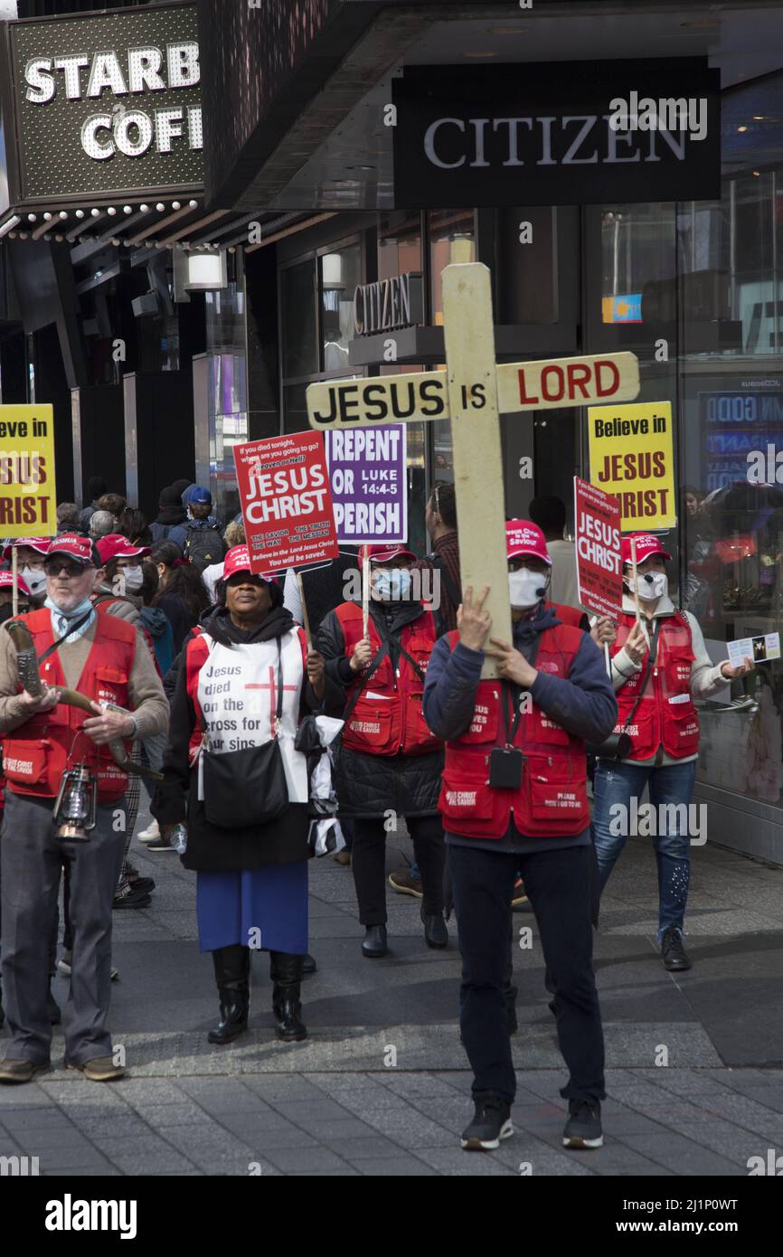 Eine koreanische Gruppe von Jesus ist lord Vocal Christians arbeitet im Times Square Viertel am Broadway in New York City. Stockfoto