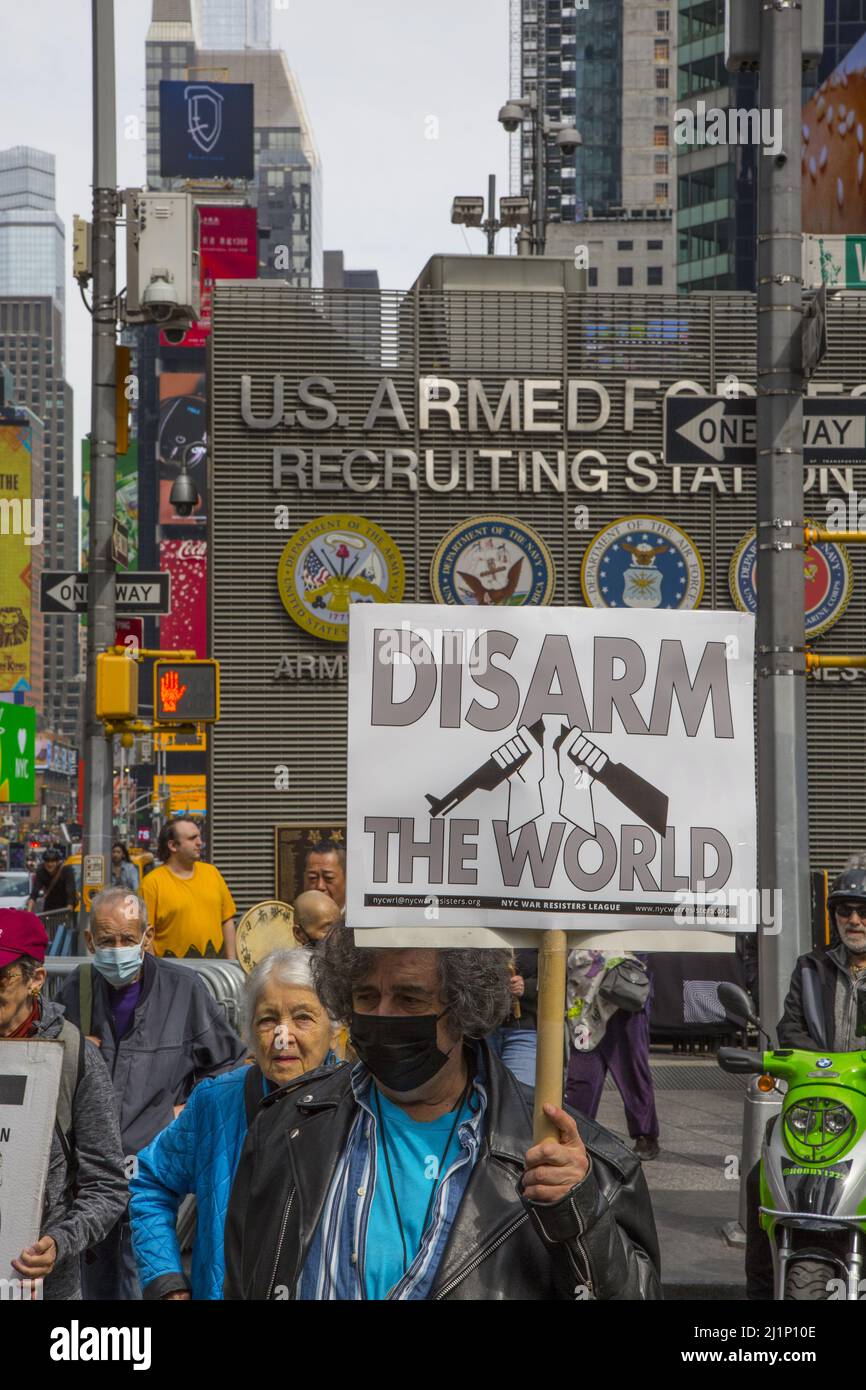 Koalition aus Antikriegs- und Friedensgruppen wie Brooklyn for Peace, World Can't Wait, der war Resisters League, Veterans for Peace und anderen demonstrieren und marschieren von der Rekrutierungsstelle der Streitkräfte am Times Square, um unproduktives Säbelrasseln des amerikanischen Militärs in Bezug auf den Krieg in der Ukraine zu bezwingen. Stockfoto