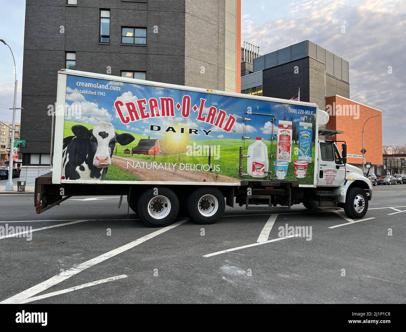Ein sehr pastorales Gemälde auf einem Lieferwagen für Cream O Land Dairy, das auf Märkte in Brooklyn, New York, geliefert wird. Stockfoto