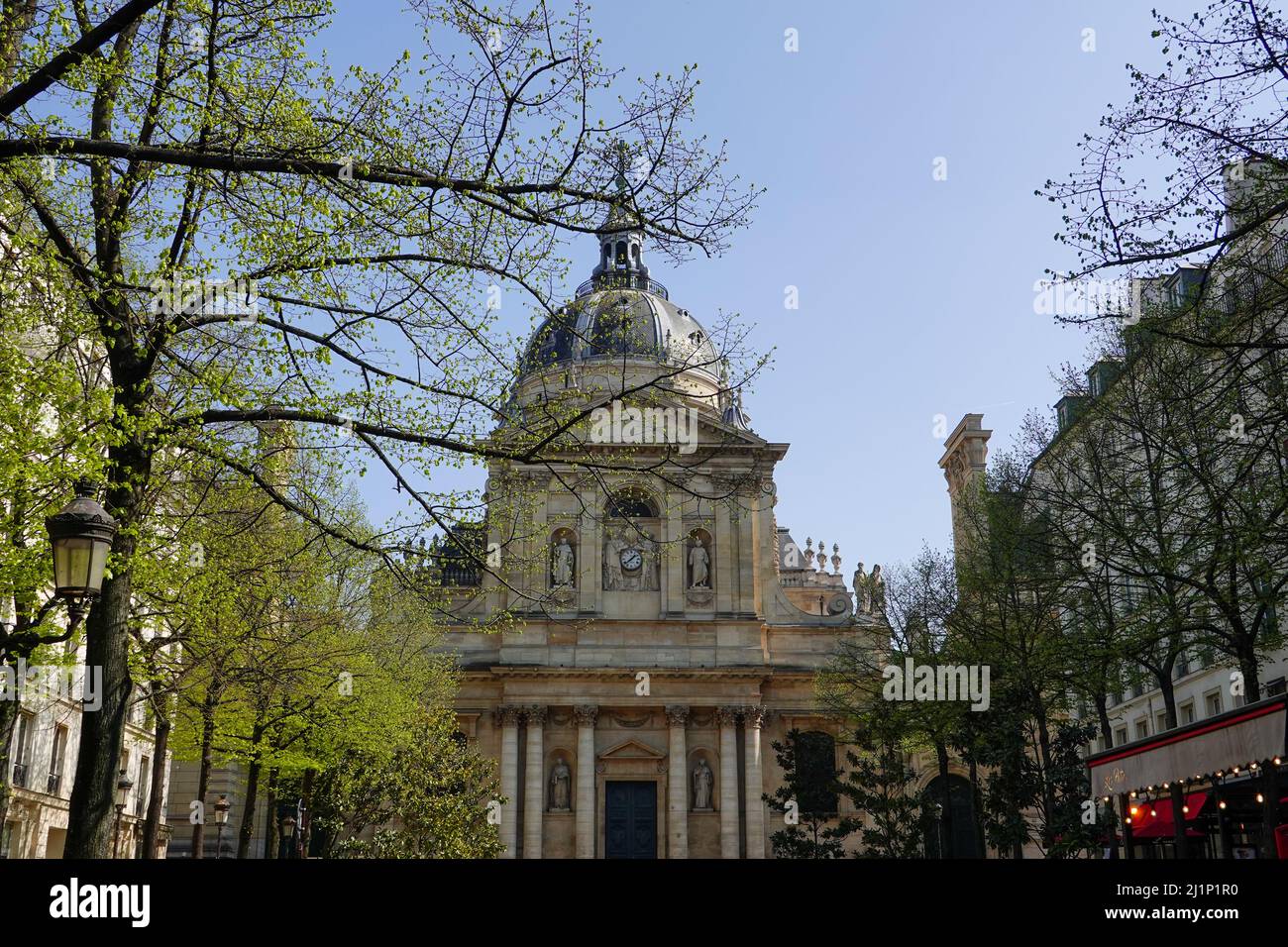 Frühlingsansicht der Sorbonne-Kapelle am Place de la Sorbonne im Arrondissement 5.. Paris, Frankreich. Stockfoto