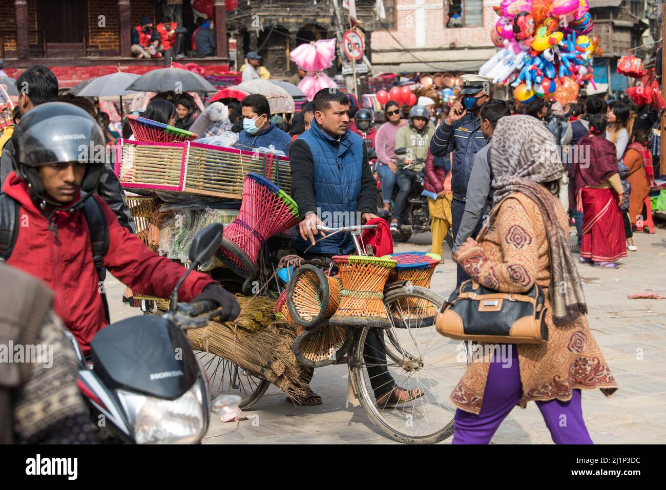 Kathmandu, Nepal- April 20,2019 : Straßenansicht der Einheimischen bei  verschiedenen täglichen Aktivitäten in Kathmandu, der Hauptstadt Nepals  Stockfotografie - Alamy