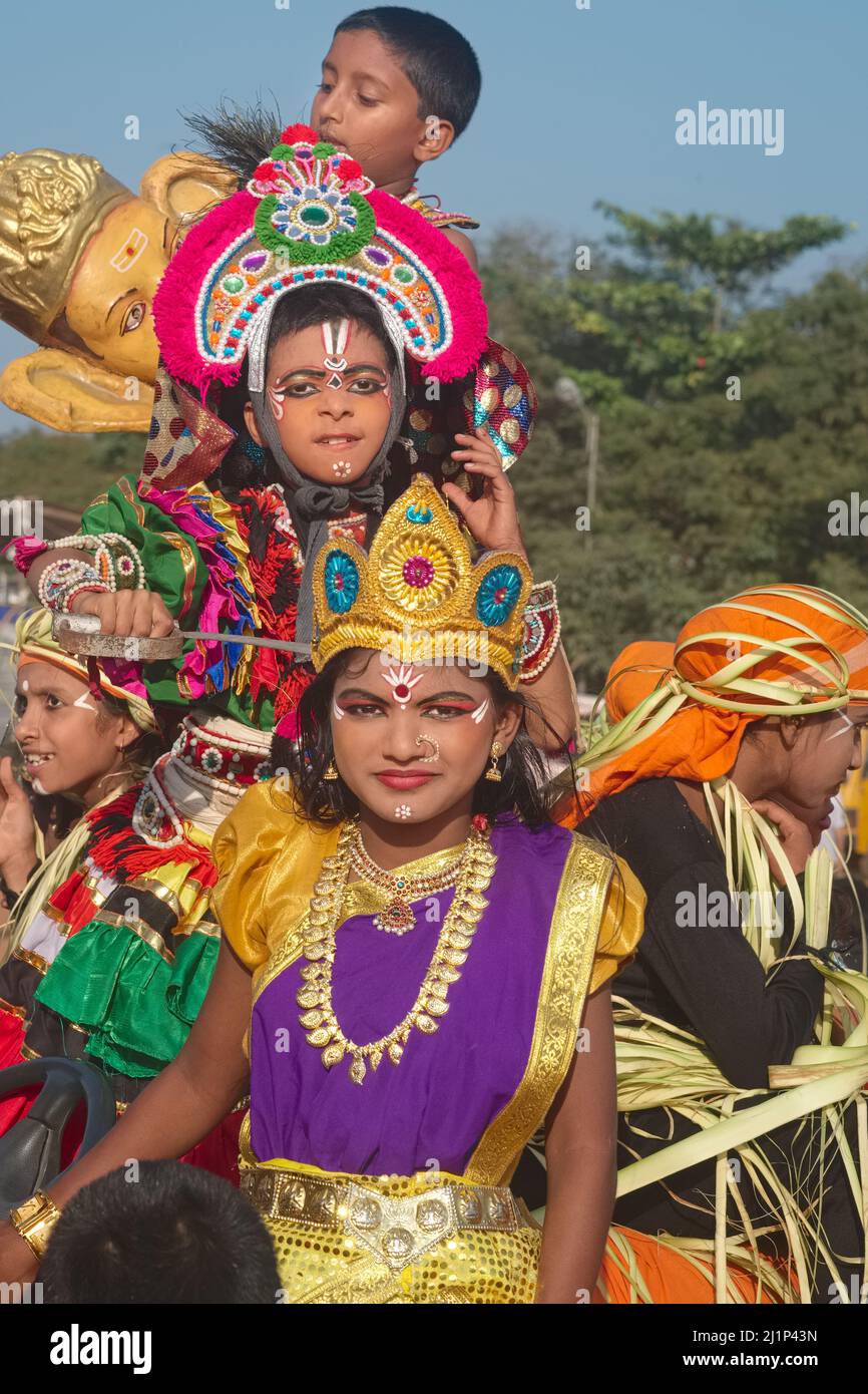 Kinder in Mangalore (Mangaluru), Karnataka, Südindien, verwenden ein politisches Ereignis als Vorwand, um sich in historisch inspirierten schicken Kleidern zu verkleiden Stockfoto