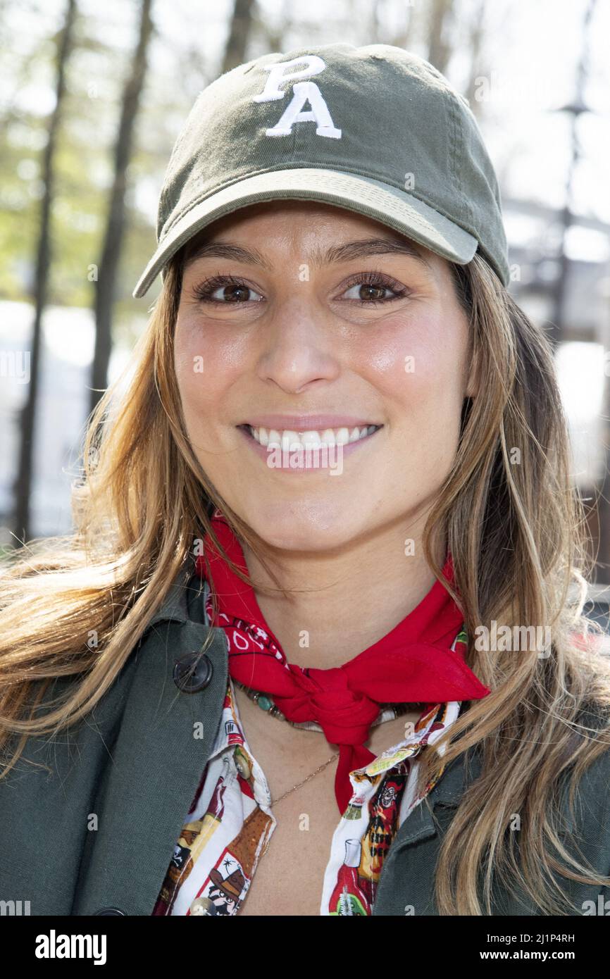 Laury Thilleman nimmt an einer Abfallsammlung rund um das Bassin de la